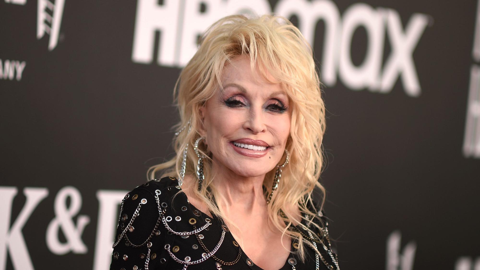Dolly Parton kommt zur Einführungszeremonie der Rock & Roll Hall of Fame 2022 ins Microsoft Theater.