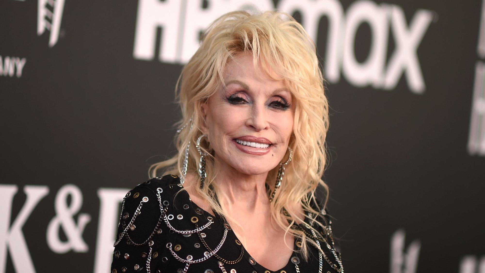 Dolly Parton kommt zur Einführungszeremonie der Rock & Roll Hall of Fame 2022 ins Microsoft Theater.