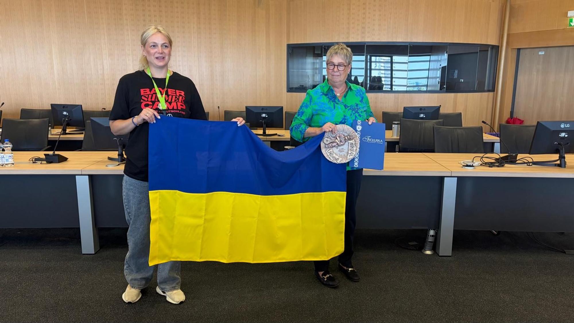 Tetiana Sinitsyna übergibt ein Gastgeschenk an Annegret Bruchhausen-Scholich.