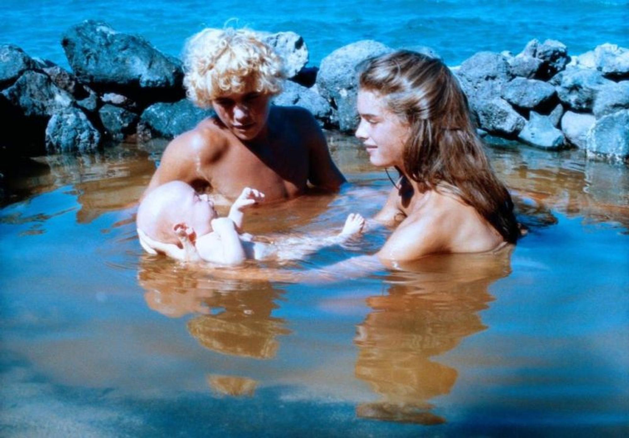 Die auf einer unberührten Insel gestrandeten Richard (Christopher Atkins) und Emmeline (Brooke Shields) wachsen zu Teenagern heran, die sich ineinander verlieben, ihre Sexualität entdecken und schließlich ein Kind zeugen. (Bild: Columbia TriStar Pictures)