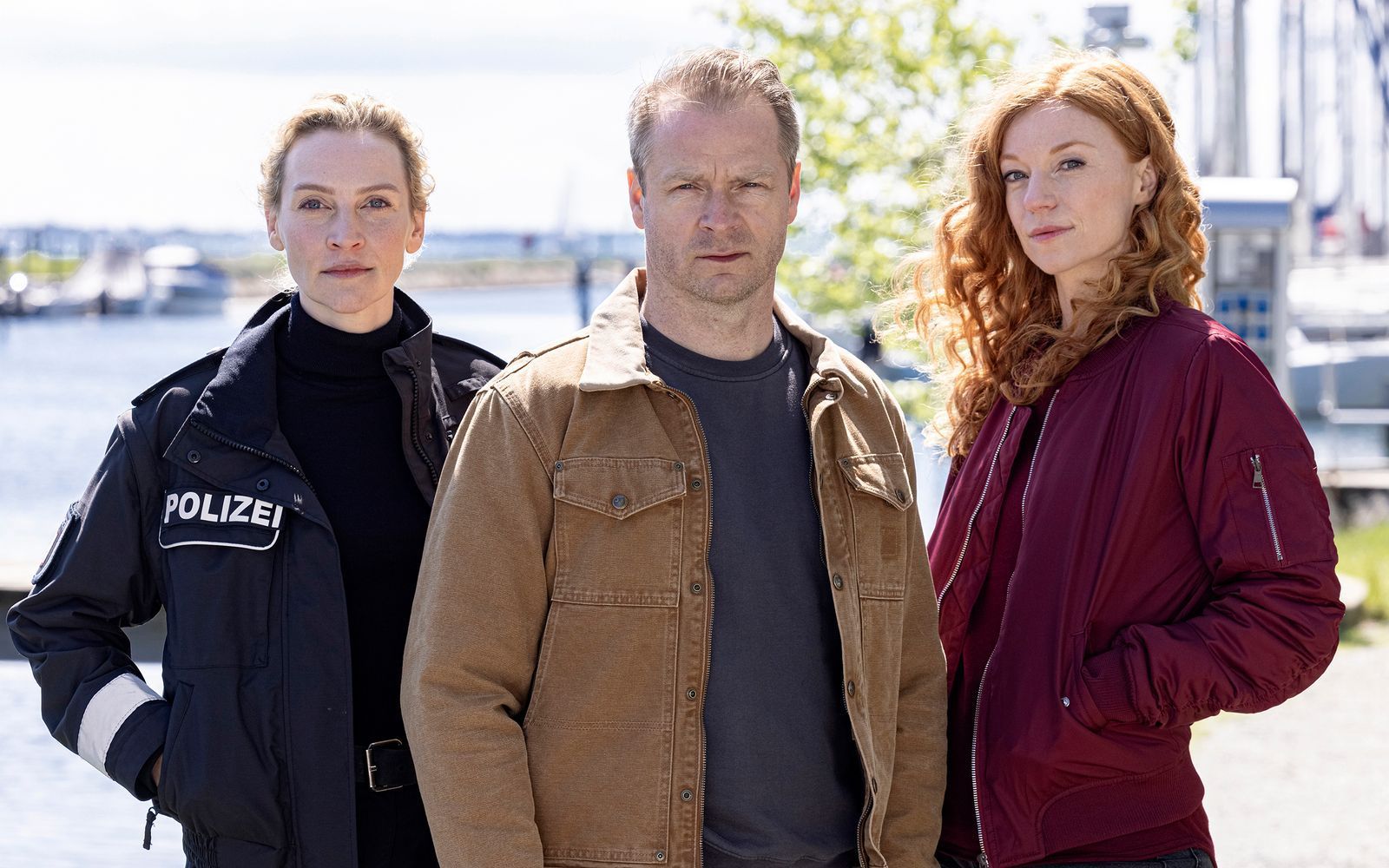 Der Polizist und Tierarzt Hauke Jacobs (Hinnerk Schönemann) hat in „Nord bei Nordwest“ mit seinen Kolleginnen Hannah (Jana Klinge, links) und Jule (Marleen Lohse) immer wieder sehr nahe Momente. Nur wird nie mehr daraus. Warum, das verrät Schauspieler Hinnerk Schönemann im Interview. (Bild: NDR/ARD Degeto/Sandra Hoever)