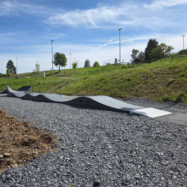 Im Waldbröler Skate- und Bikepark in gibt es jetzt auch einen Pumptrack nur für kleinere Kinder. Dieser soll auch Konlikte entschärfen.