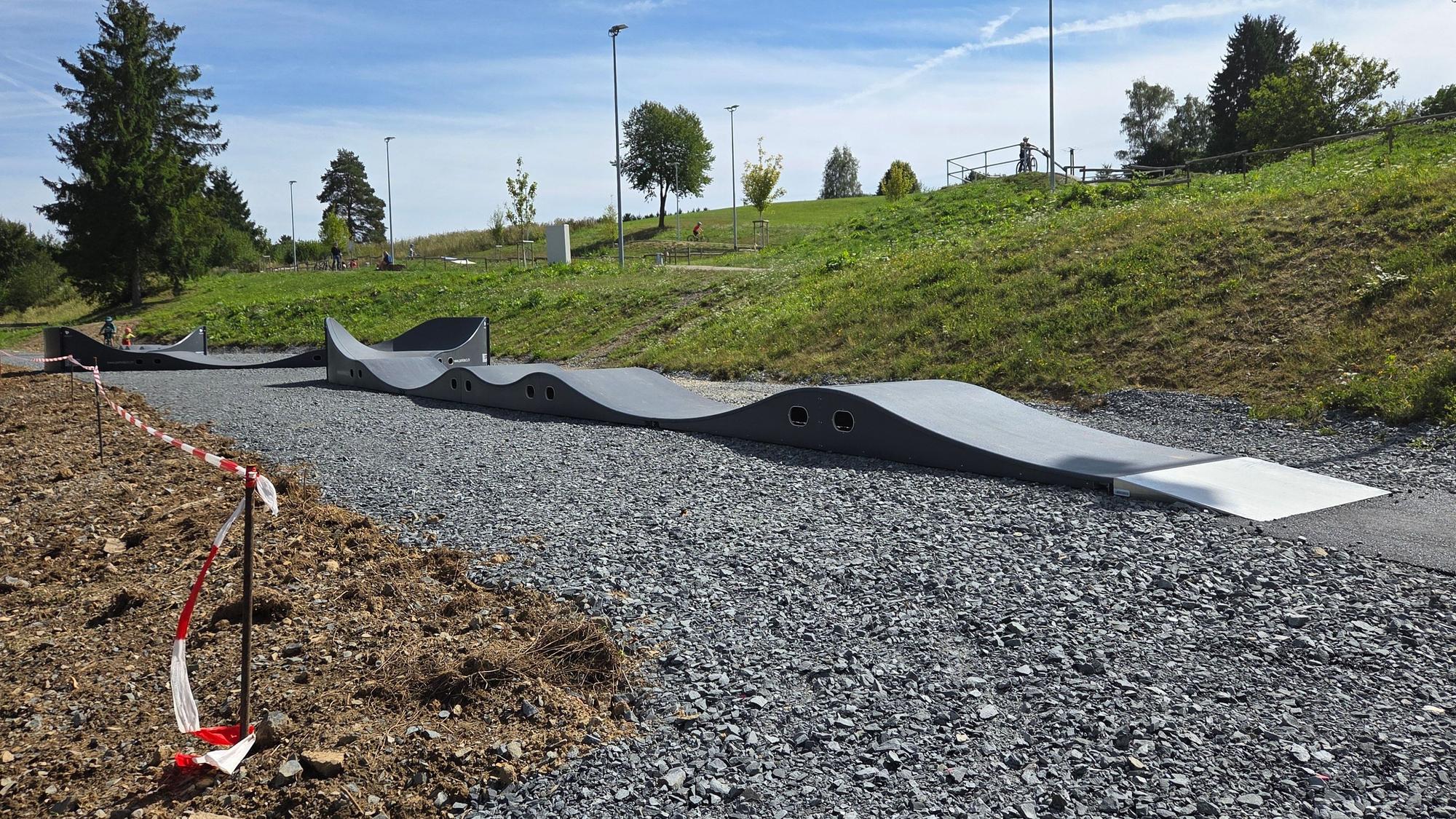 Im Waldbröler Skate- und Bikepark in gibt es jetzt auch einen Pumptrack nur für kleinere Kinder. Dieser soll auch Konlikte entschärfen.