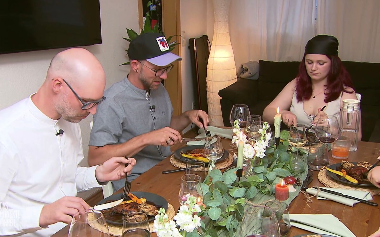 „Die Konsistenz ist nichts für mich“: Tobias (Mitte) kämpft mit den Pilzen im Hauptgericht. (Bild: RTL)