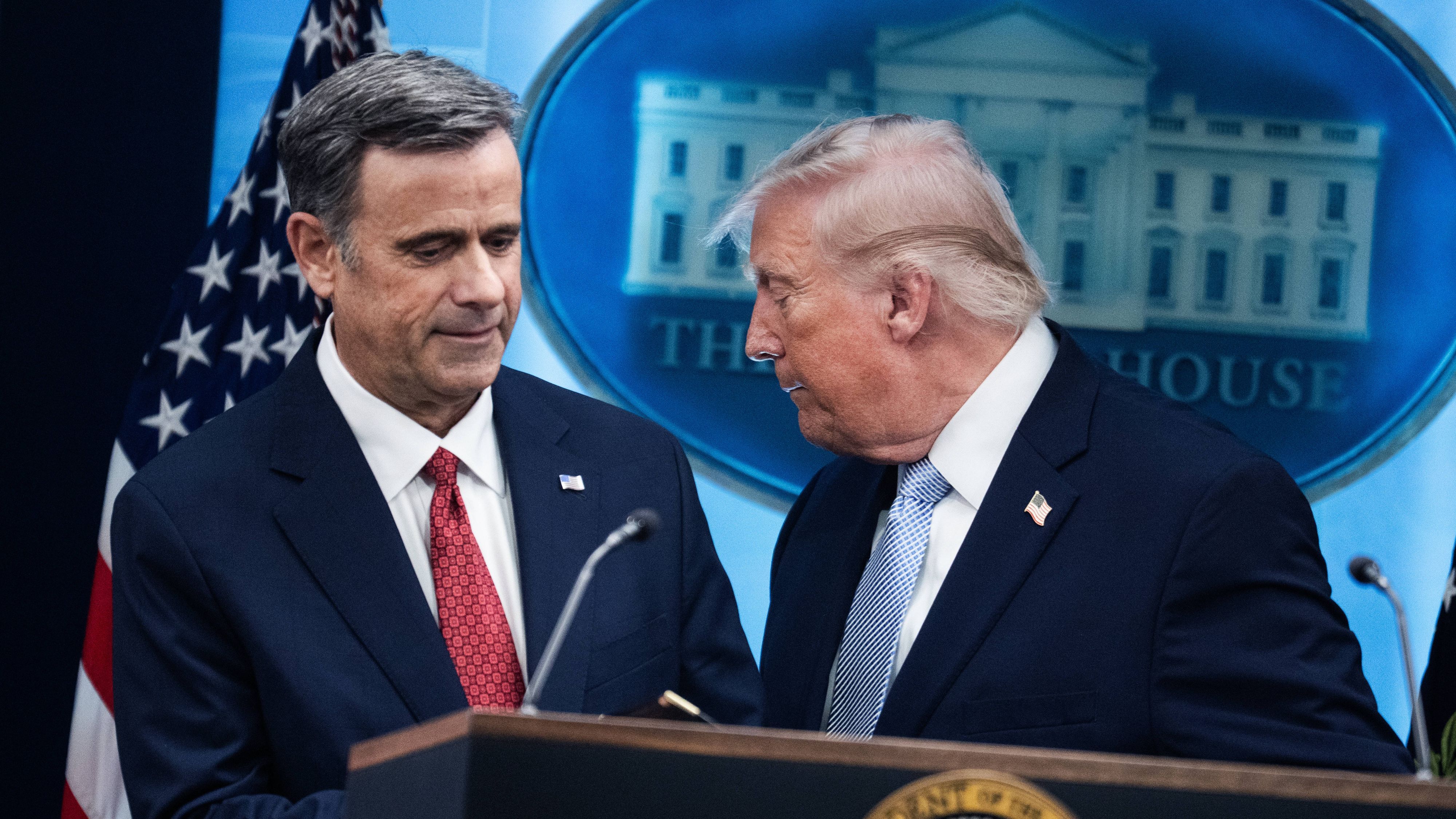 US-Präsident Donald Trump (r.) mit CIA-Direktor John Ratcliffe. (Archivbild)