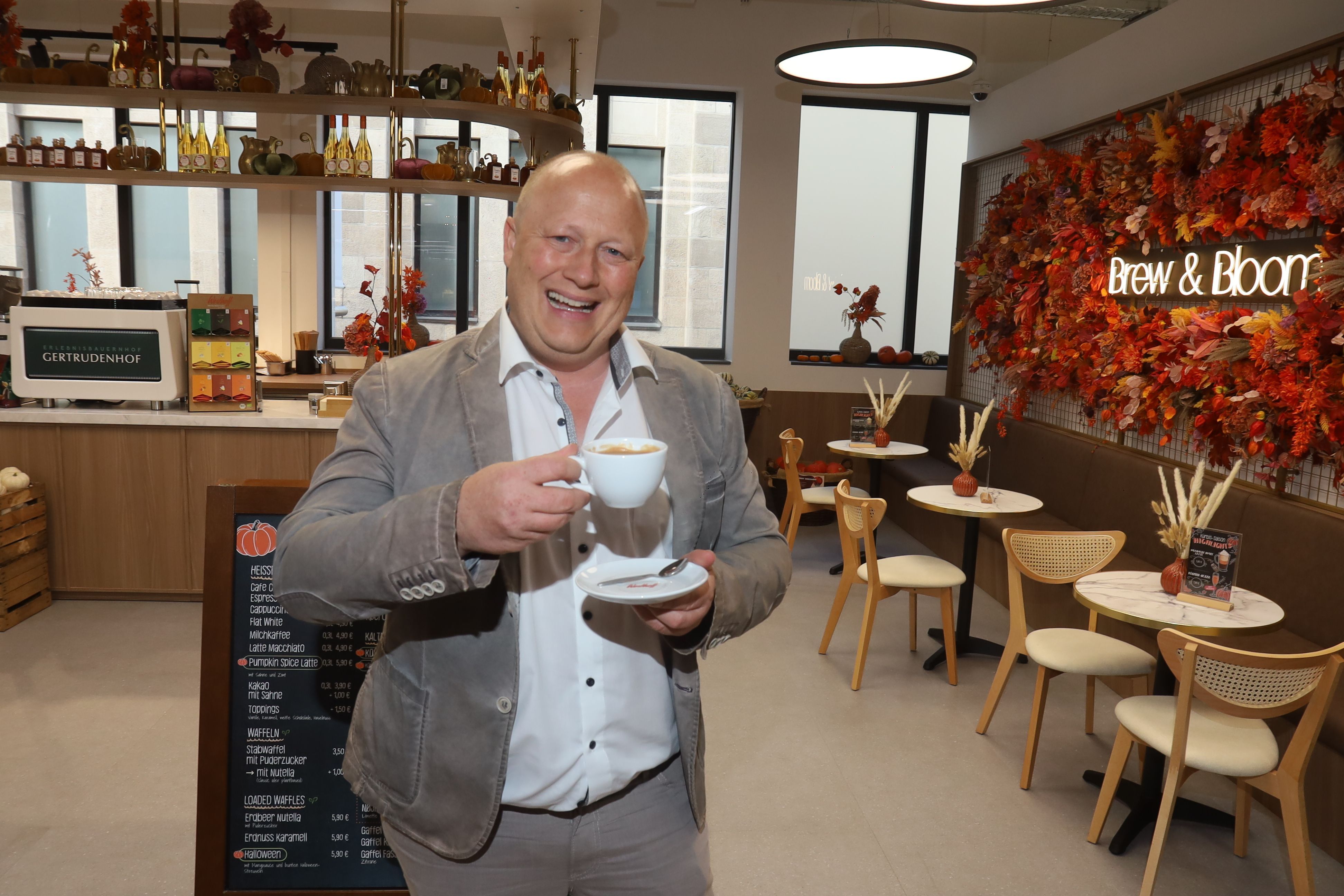 Peter Zens, Inhaber Gertrudenhof, in seinem Café.
