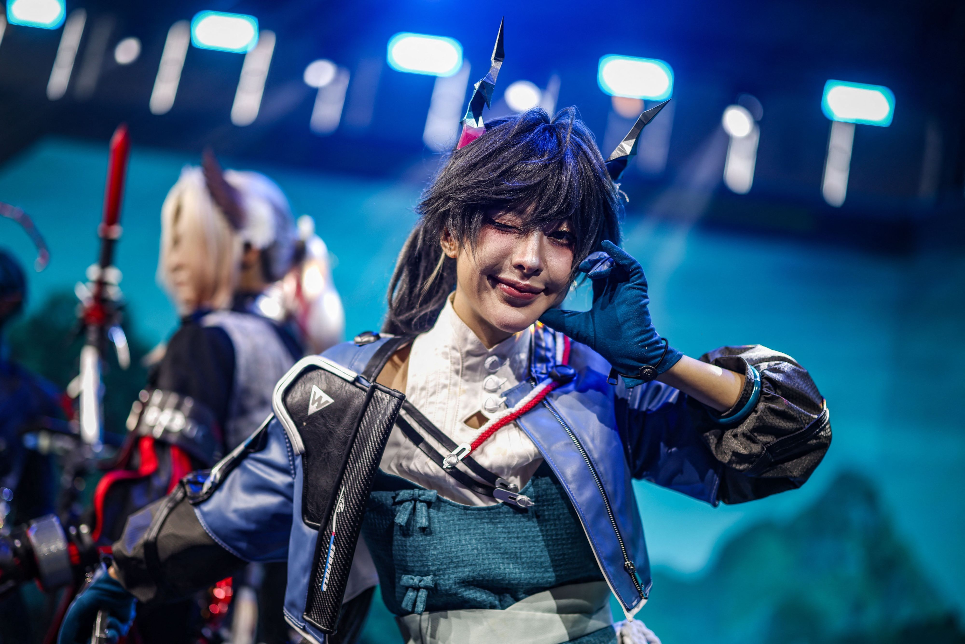 Eine Cosplayerin gestikuliert auf der Gamescom.