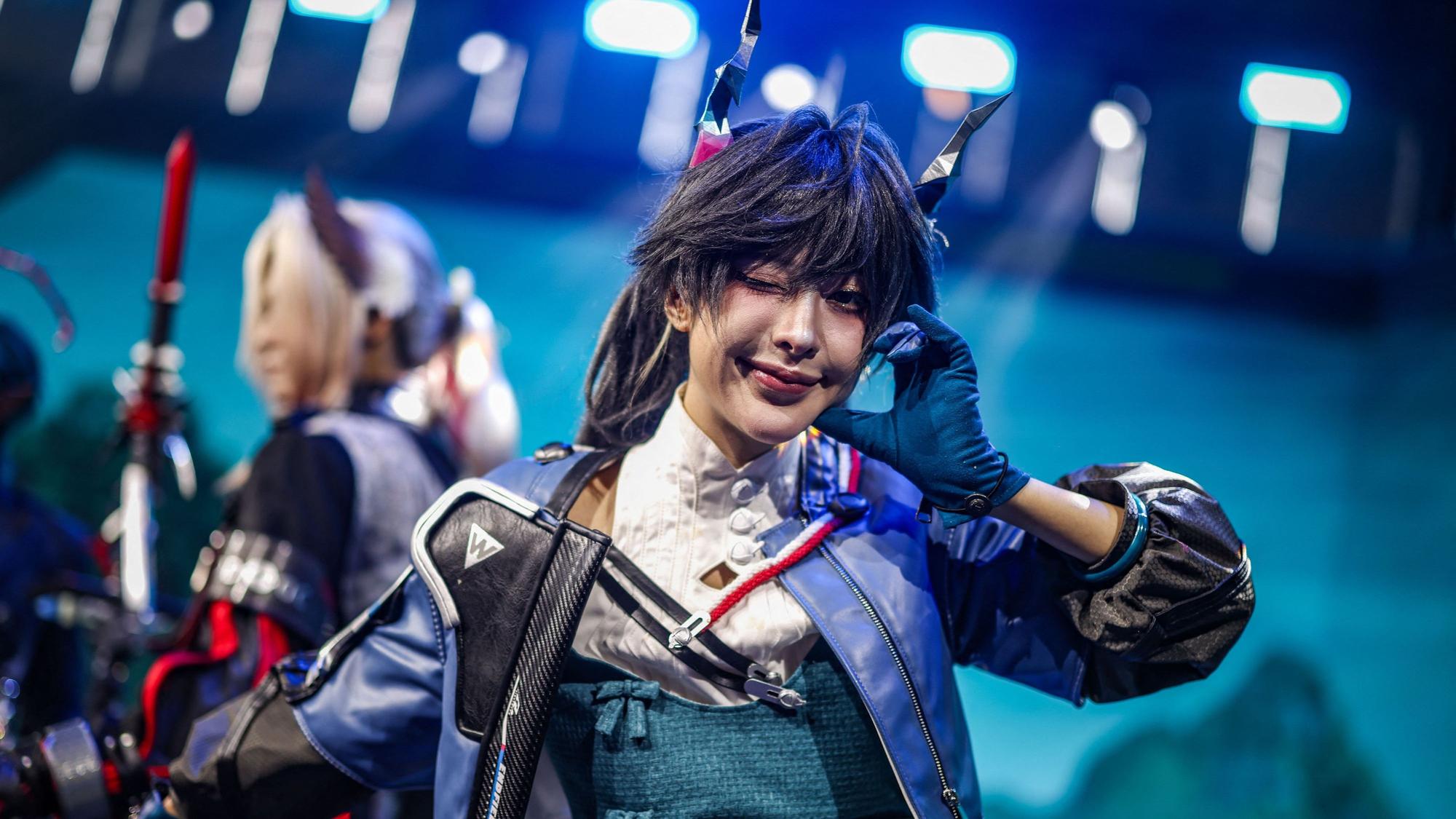 Eine Cosplayerin gestikuliert auf der Gamescom.