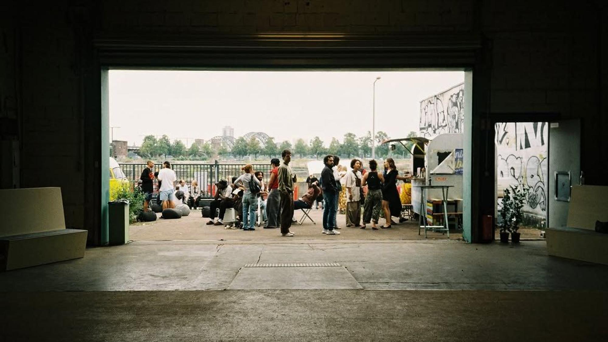 Besucher im Hof des „TEMPO____K“ in Köln, Deutz.