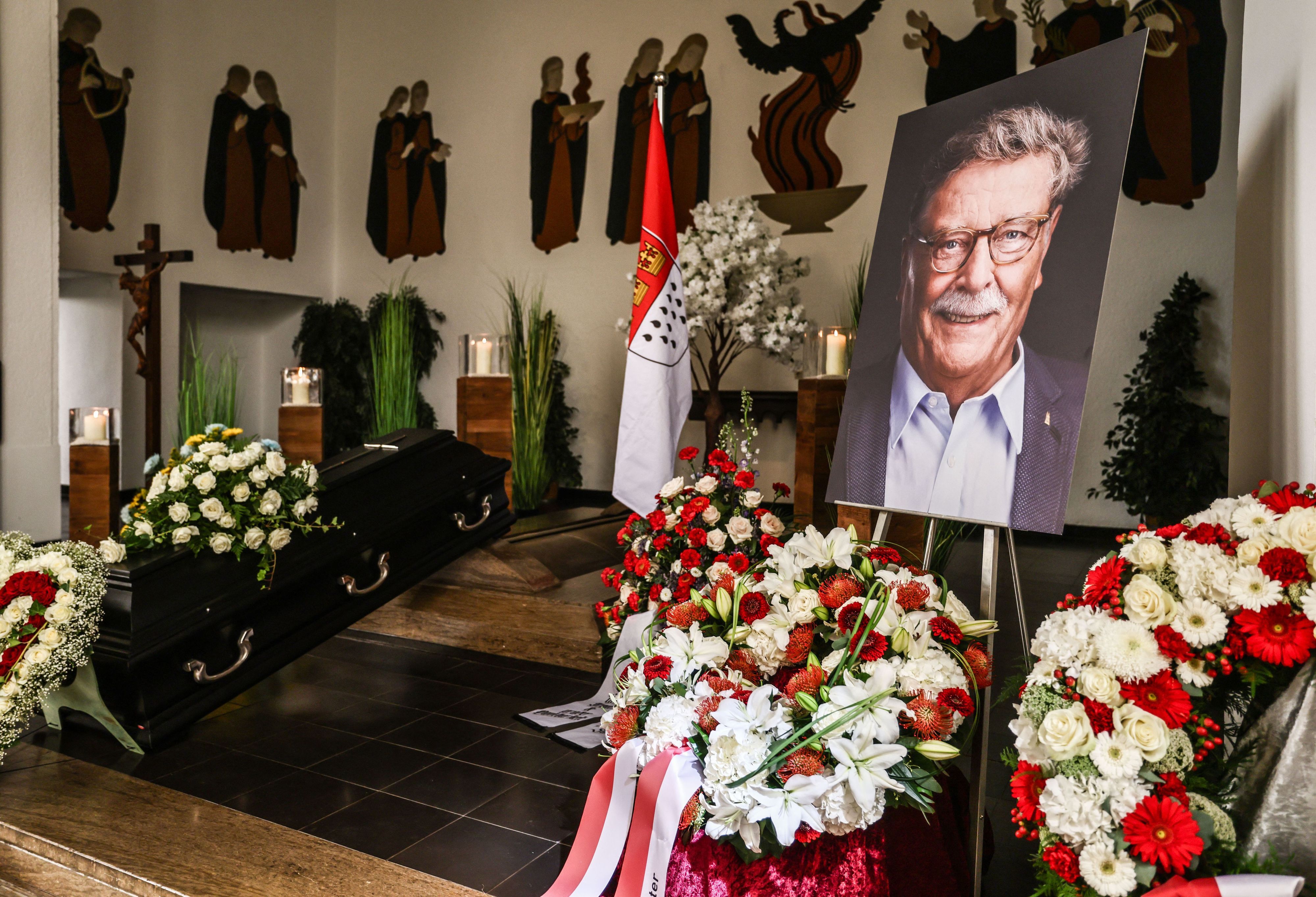 Der Sarg und ein Porträt von Fritz Schramma stehen in der Trauerhalle. Mit einer Trauerfeier ist der ehemalige Kölner Oberbürgermeister Fritz Schramma verabschiedet worden.