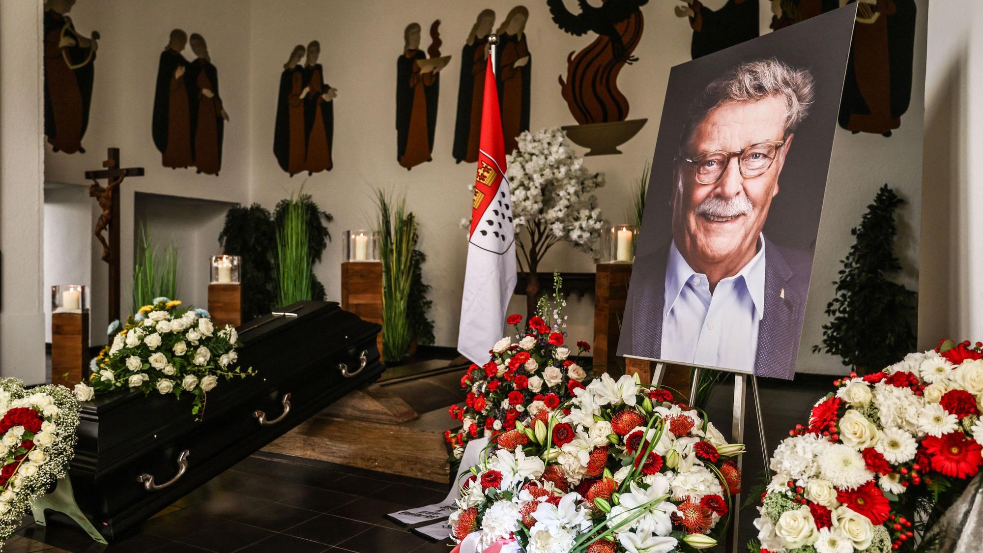Der Sarg und ein Porträt von Fritz Schramma stehen in der Trauerhalle. Mit einer Trauerfeier ist der ehemalige Kölner Oberbürgermeister Fritz Schramma verabschiedet worden.