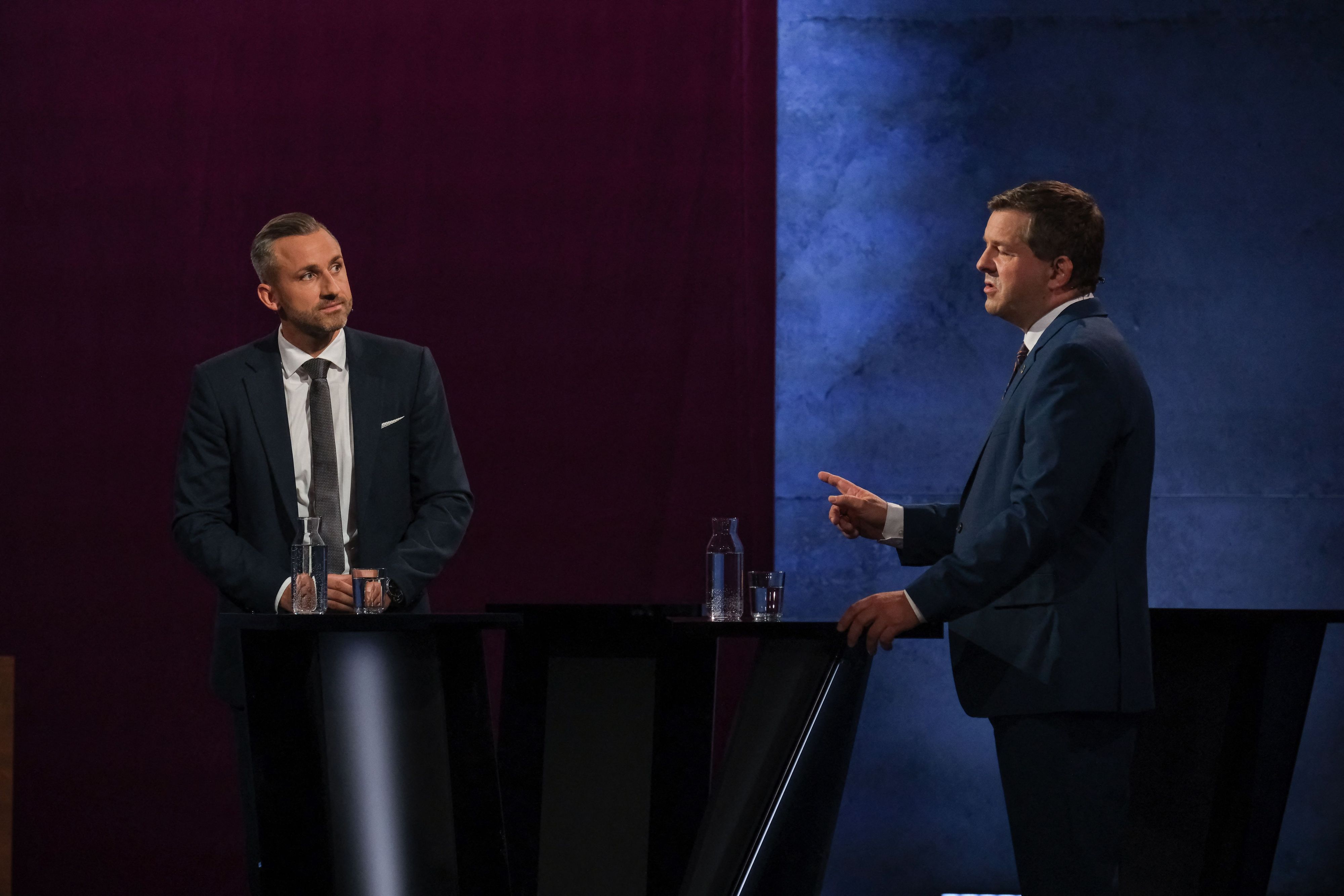 Ulrich Siegmund (l.), Spitzenkandidat der AfD, und Sven Schulze, Ministerpräsident von Sachsen-Anhalt und Spitzenkandidat der CDU, diskutieren in der MDR-Wahlarena während der Sendung „Fakt ist!“.