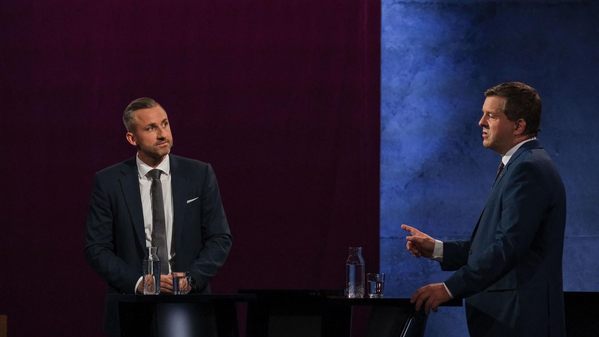 Ulrich Siegmund (l.), Spitzenkandidat der AfD, und Sven Schulze, Ministerpräsident von Sachsen-Anhalt und Spitzenkandidat der CDU, diskutieren in der MDR-Wahlarena während der Sendung „Fakt ist!“.
