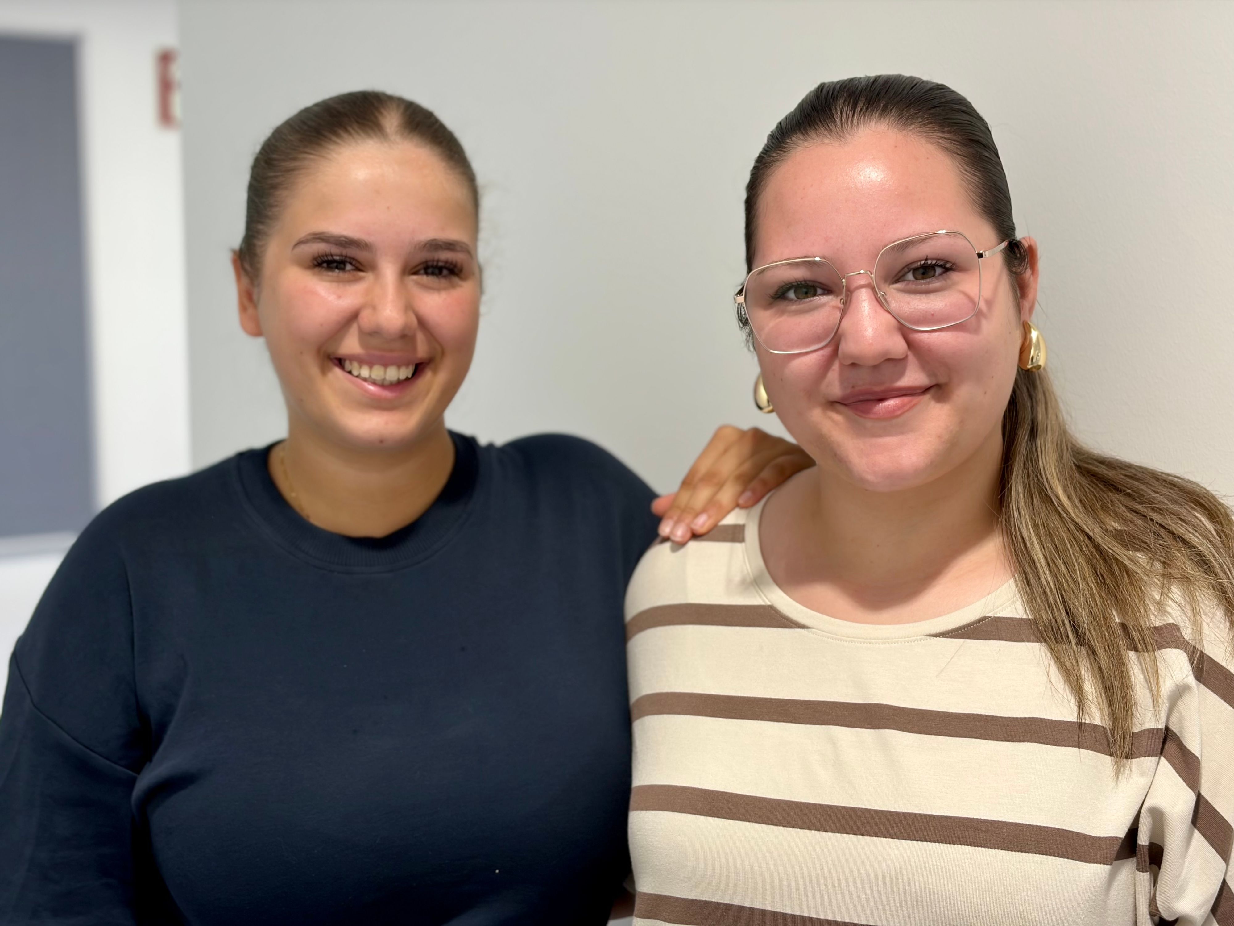 Romy Steiner (links) und Ayse Tirpan, Schülerinnen