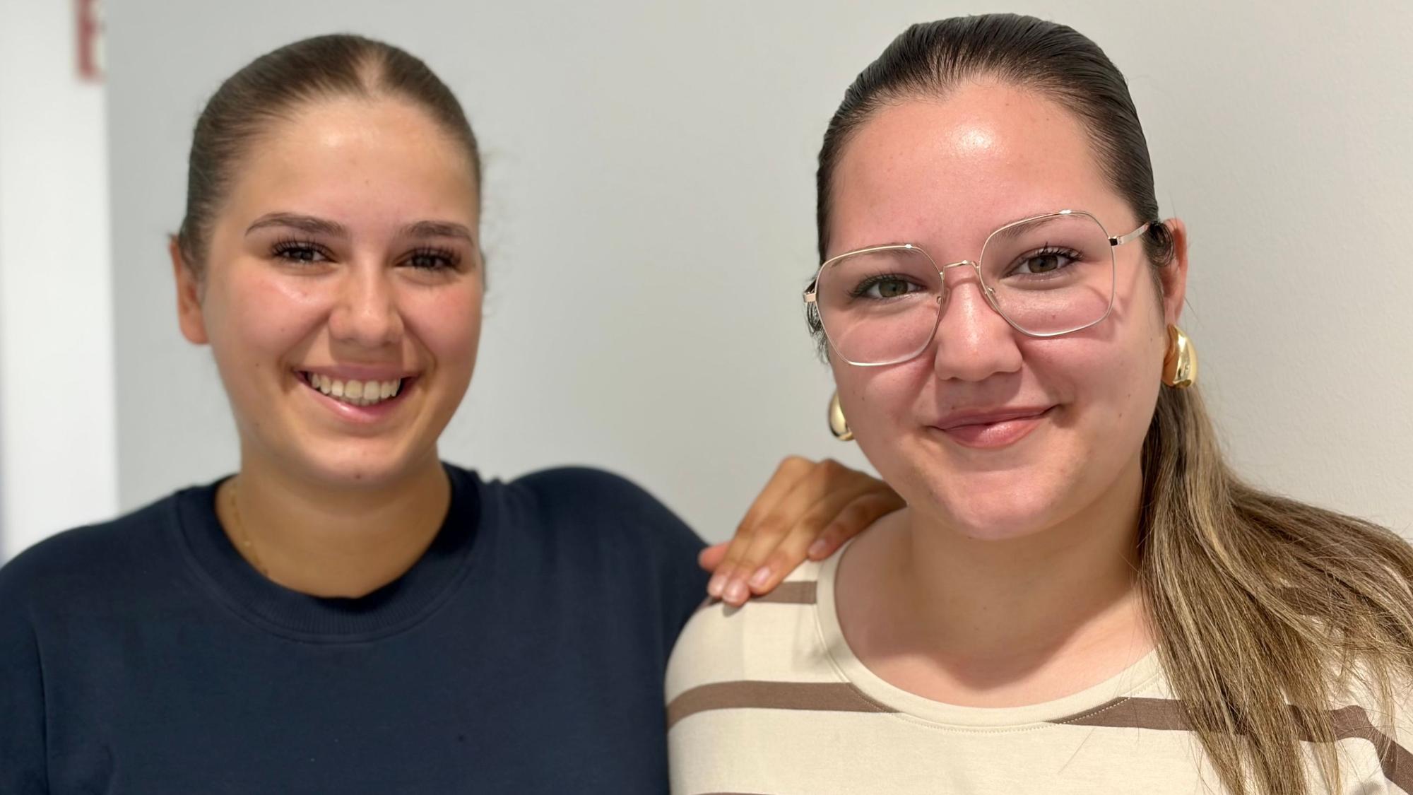Romy Steiner (links) und Ayse Tirpan, Schülerinnen