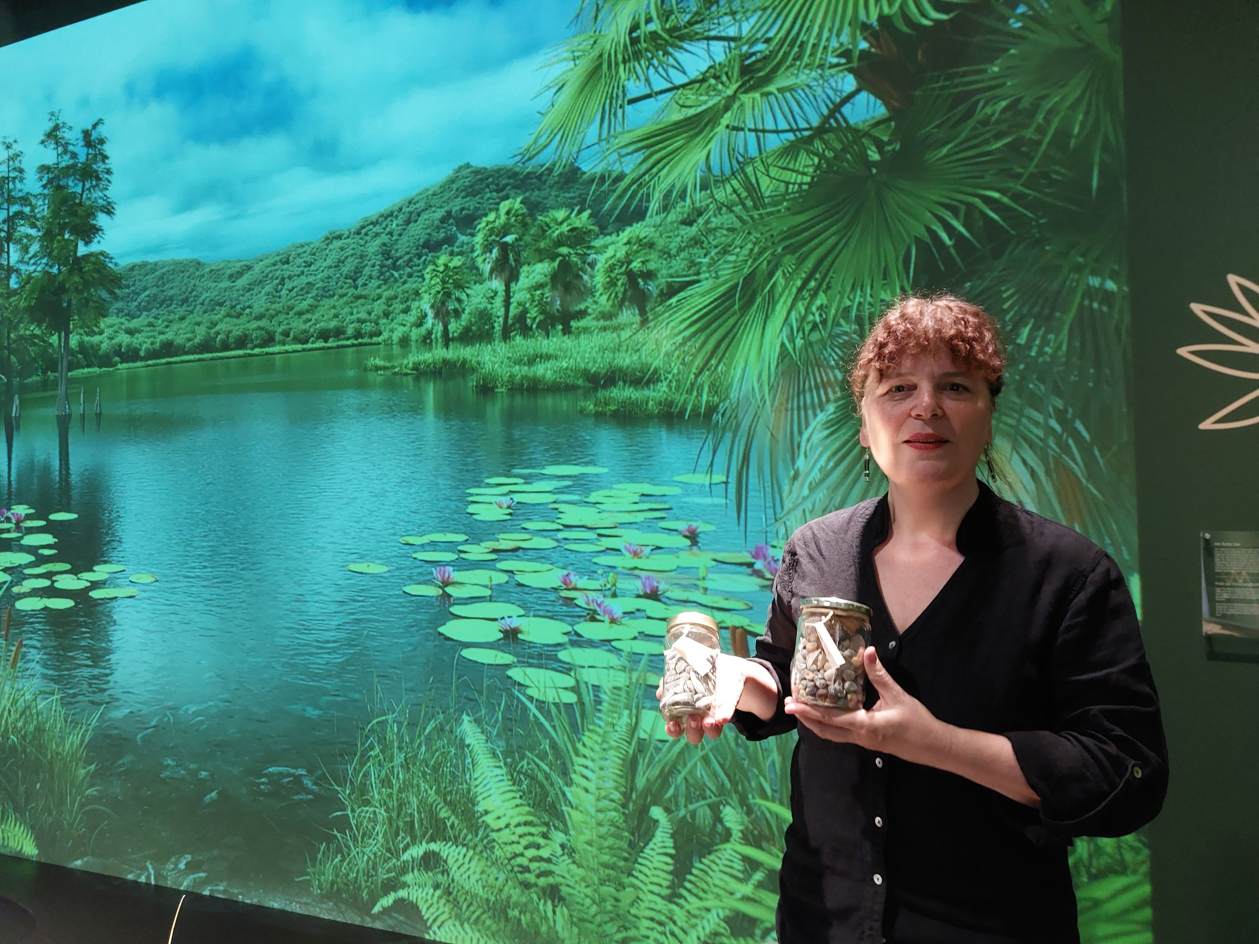 Dr. Gundula Caspary ist Leiterin des Stadtmuseums in Siegburg. Sie bringt von Stränden und Küsten Steine und Muscheln mit, die sie immer sorgsam beschriftet.