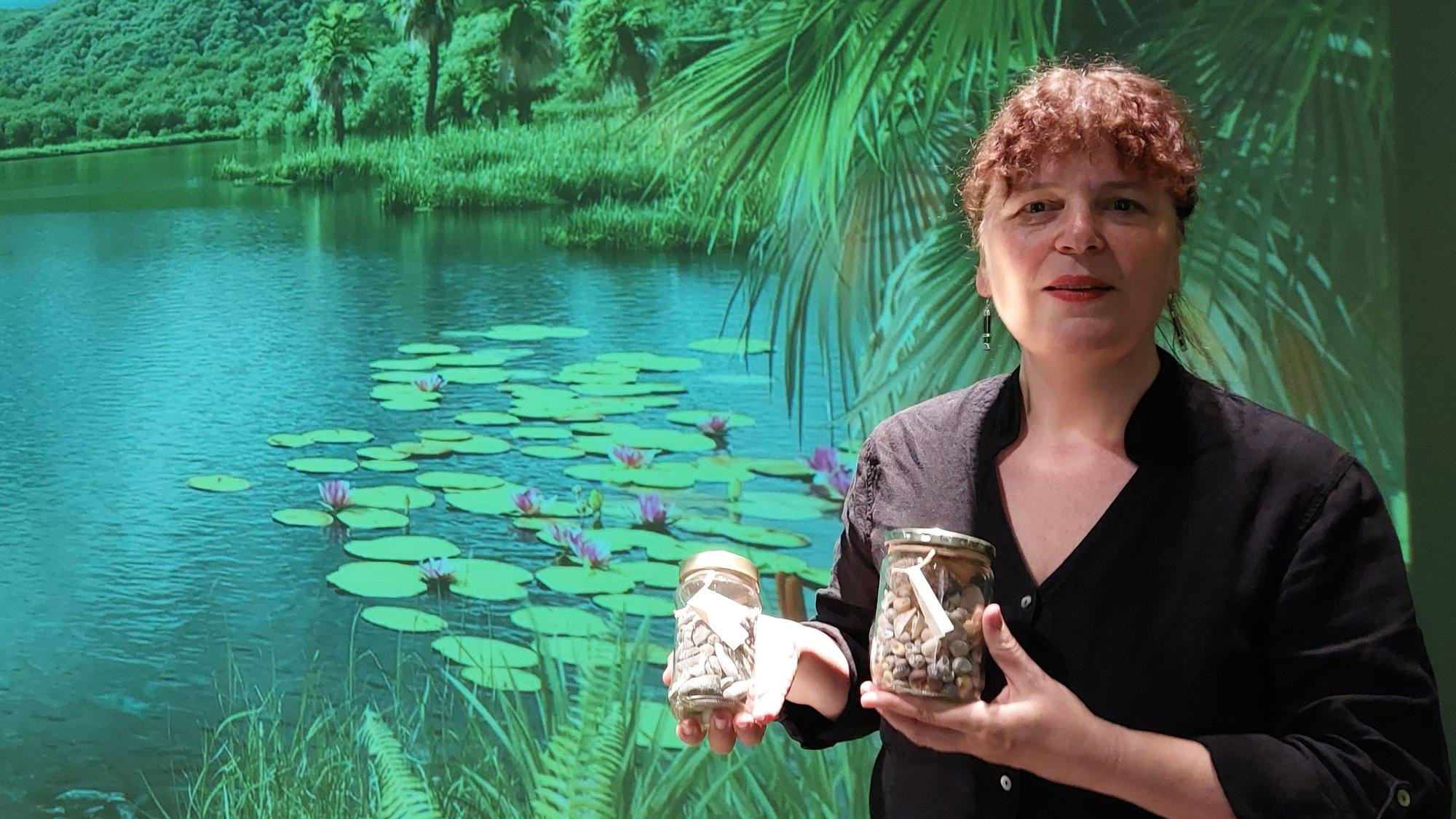 Dr. Gundula Caspary ist Leiterin des Stadtmuseums in Siegburg. Sie bringt von Stränden und Küsten Steine und Muscheln mit, die sie immer sorgsam beschriftet.