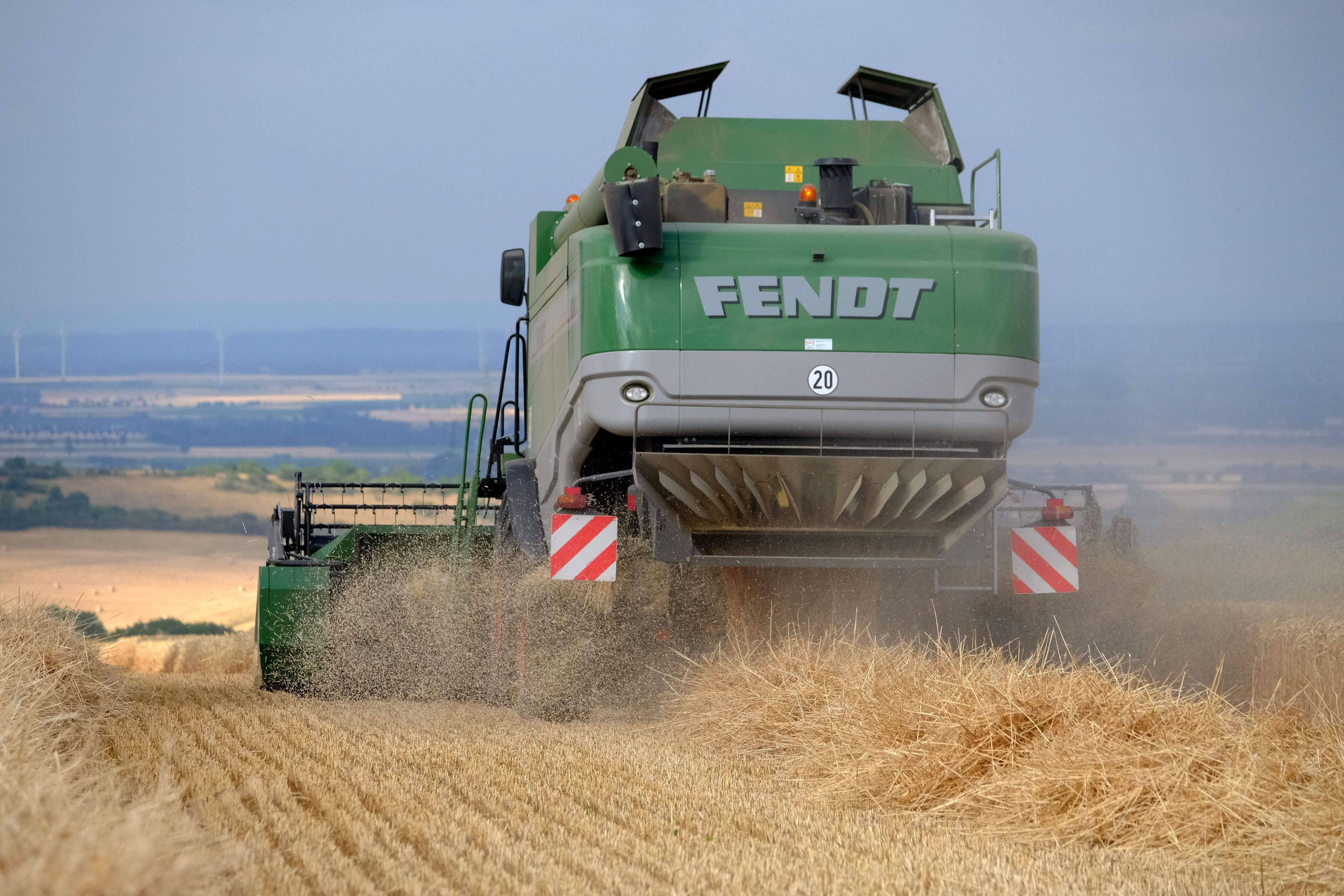 Heckansicht eines grünen Mähdreschers bei der Getreideernte auf einem Feld bei Mechernich-Berg