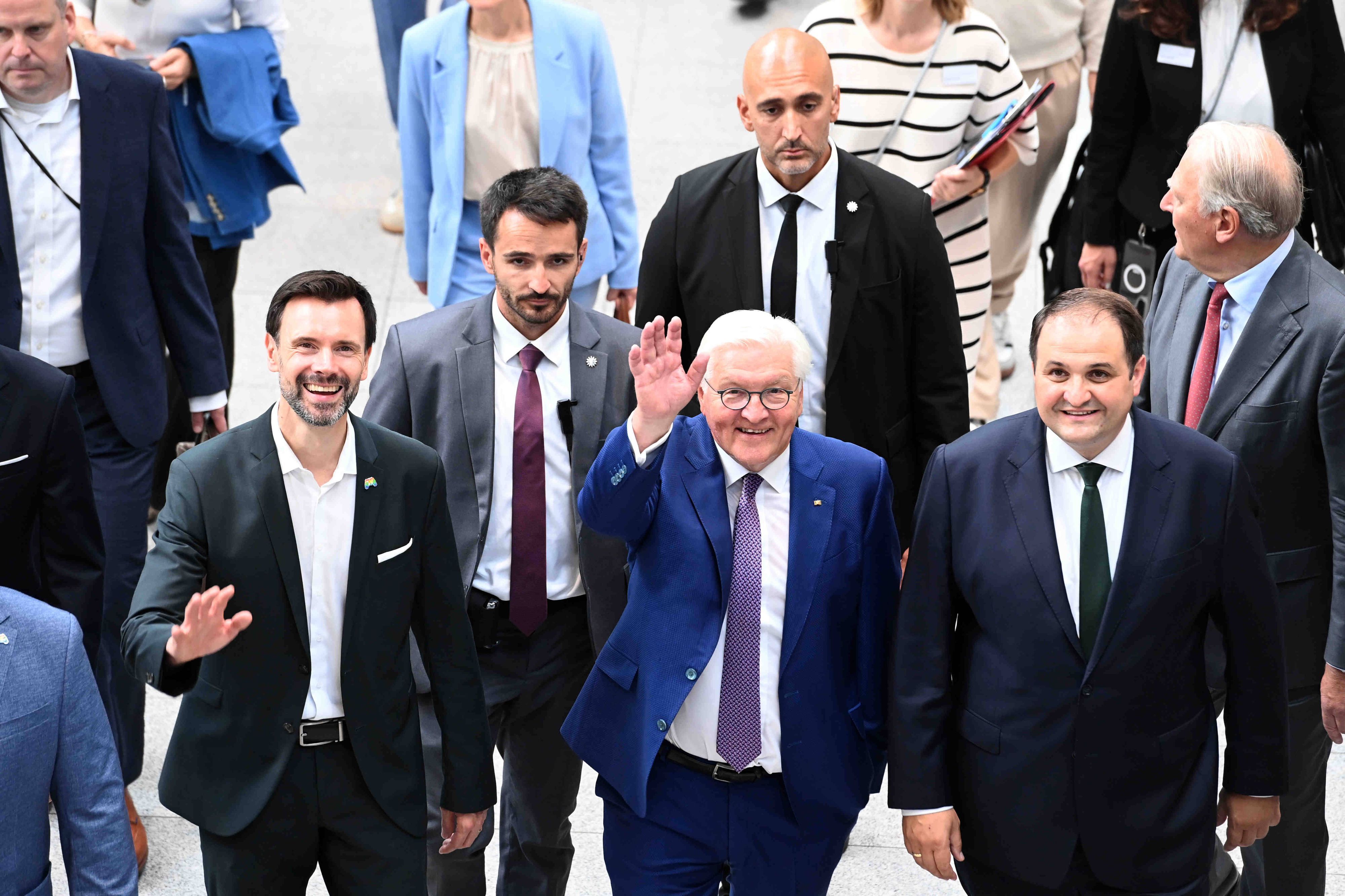 Felix Falk (l.), Geschäftsführer des Branchenverbandes Game, Bundespräsident Frank-Walter Steinmeier und der Leiter der Staatskanzlei NRW, Nathanael Liminski bei der Gamescom.