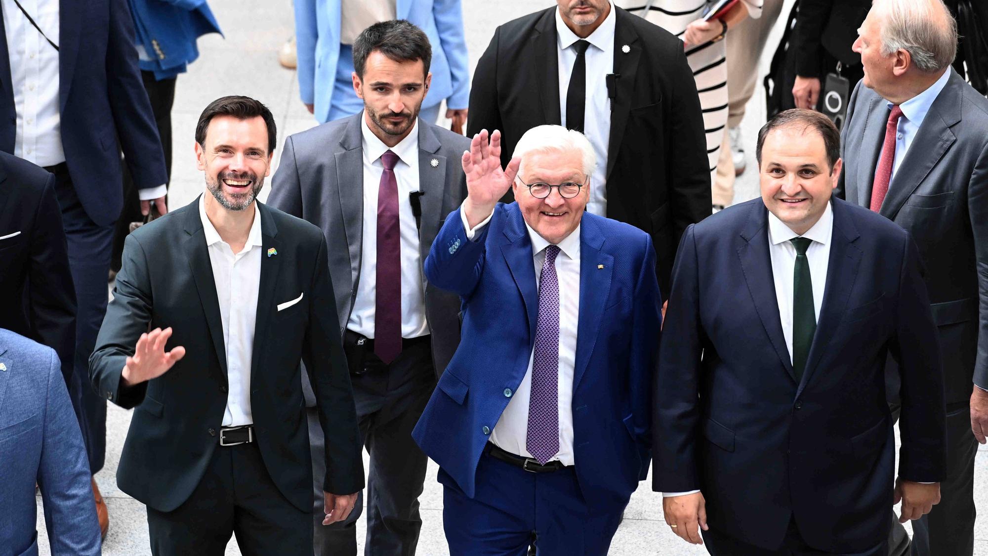 Felix Falk (l.), Geschäftsführer des Branchenverbandes Game, Bundespräsident Frank-Walter Steinmeier und der Leiter der Staatskanzlei NRW, Nathanael Liminski bei der Gamescom.