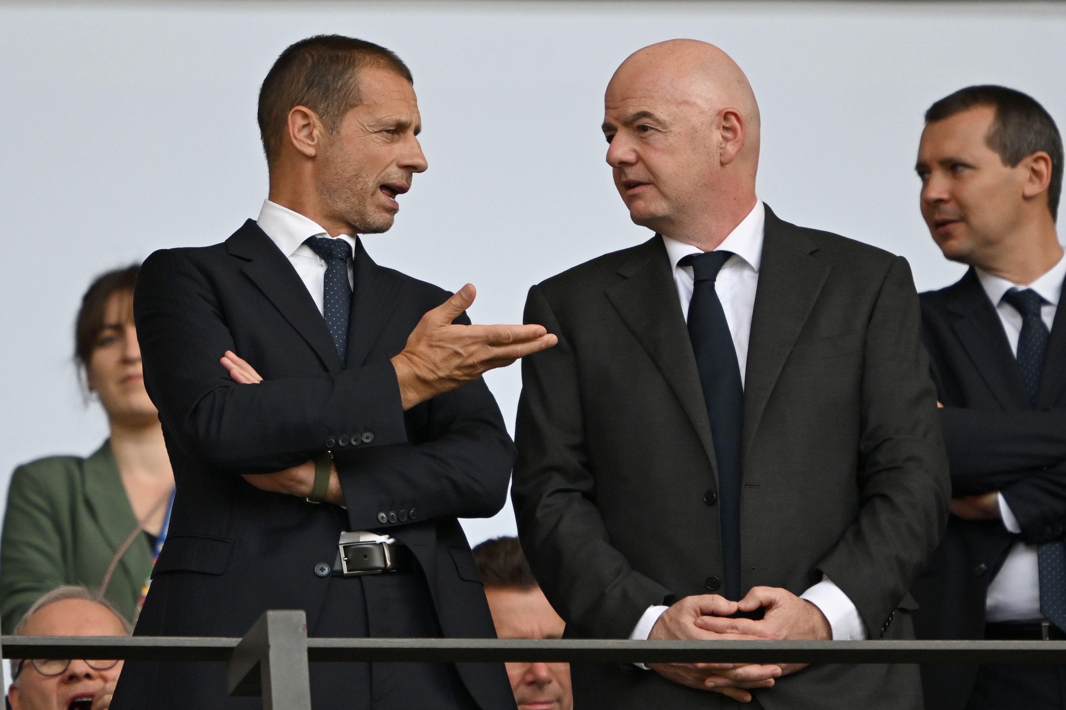 UEFA-Präsident Aleksander Ceferin (l) und FIFA-Präsident Gianni Infantino auf der Tribüne.