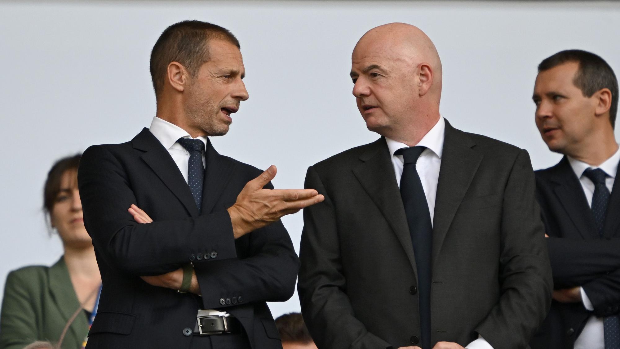 UEFA-Präsident Aleksander Ceferin (l) und FIFA-Präsident Gianni Infantino auf der Tribüne.