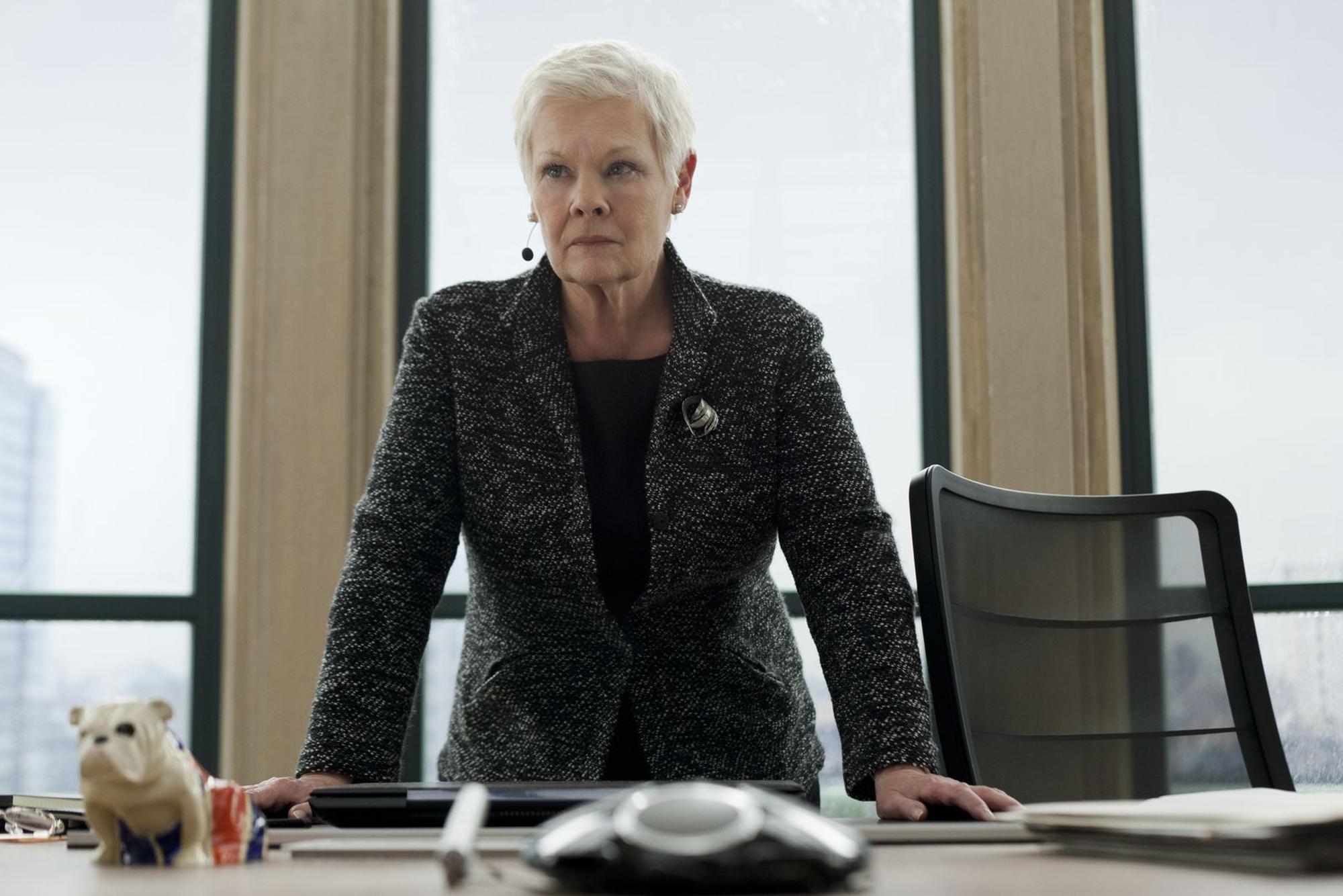 M (Judi Dench) befindet sich in Gefahr. (Bild: Skyfall © 2012 Danjaq, LLC, United Artists Corporation and Columbia Pictures Industries)