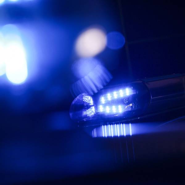 Ein dauerhaftes Blaulicht an einem Einsatzfahrzeug der Polizei ist zu sehen.