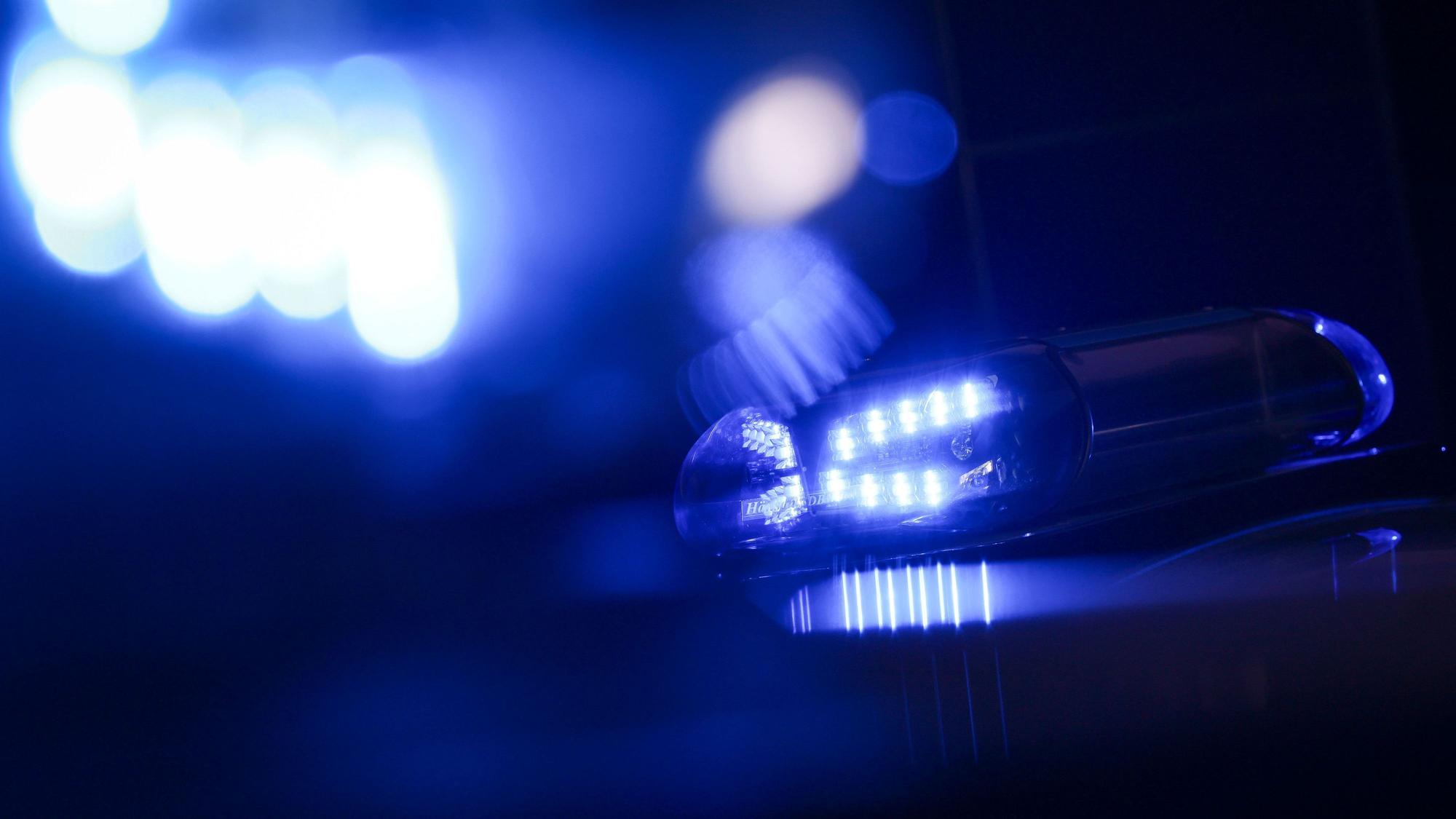 Ein dauerhaftes Blaulicht an einem Einsatzfahrzeug der Polizei ist zu sehen.