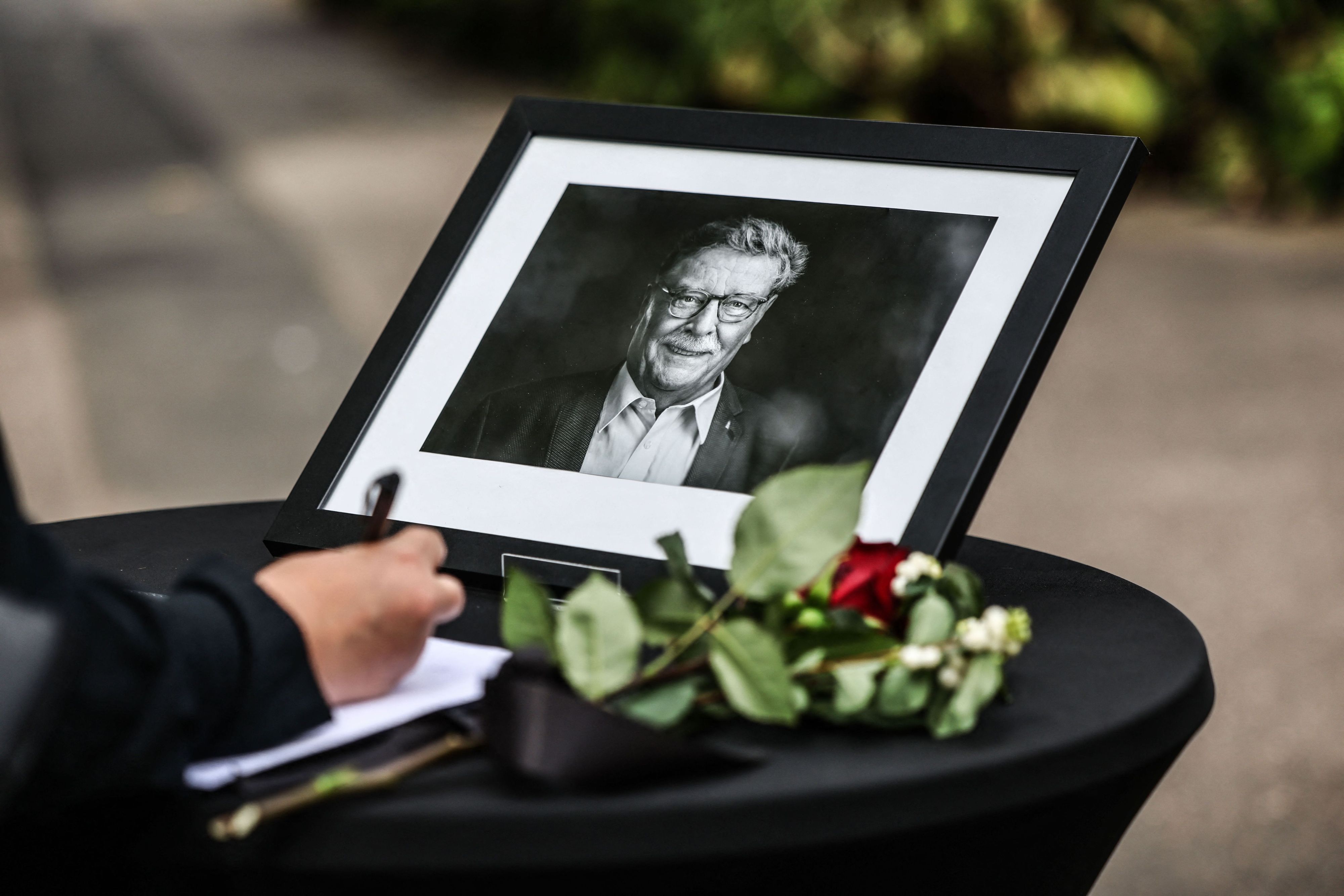 Eine Frau schreibt vor der Trauerhalle in das Kondolenzbuch. Mit einer Trauerfeier ist der ehemalige Kölner Oberbürgermeister Fritz Schramma verabschiedet worden.