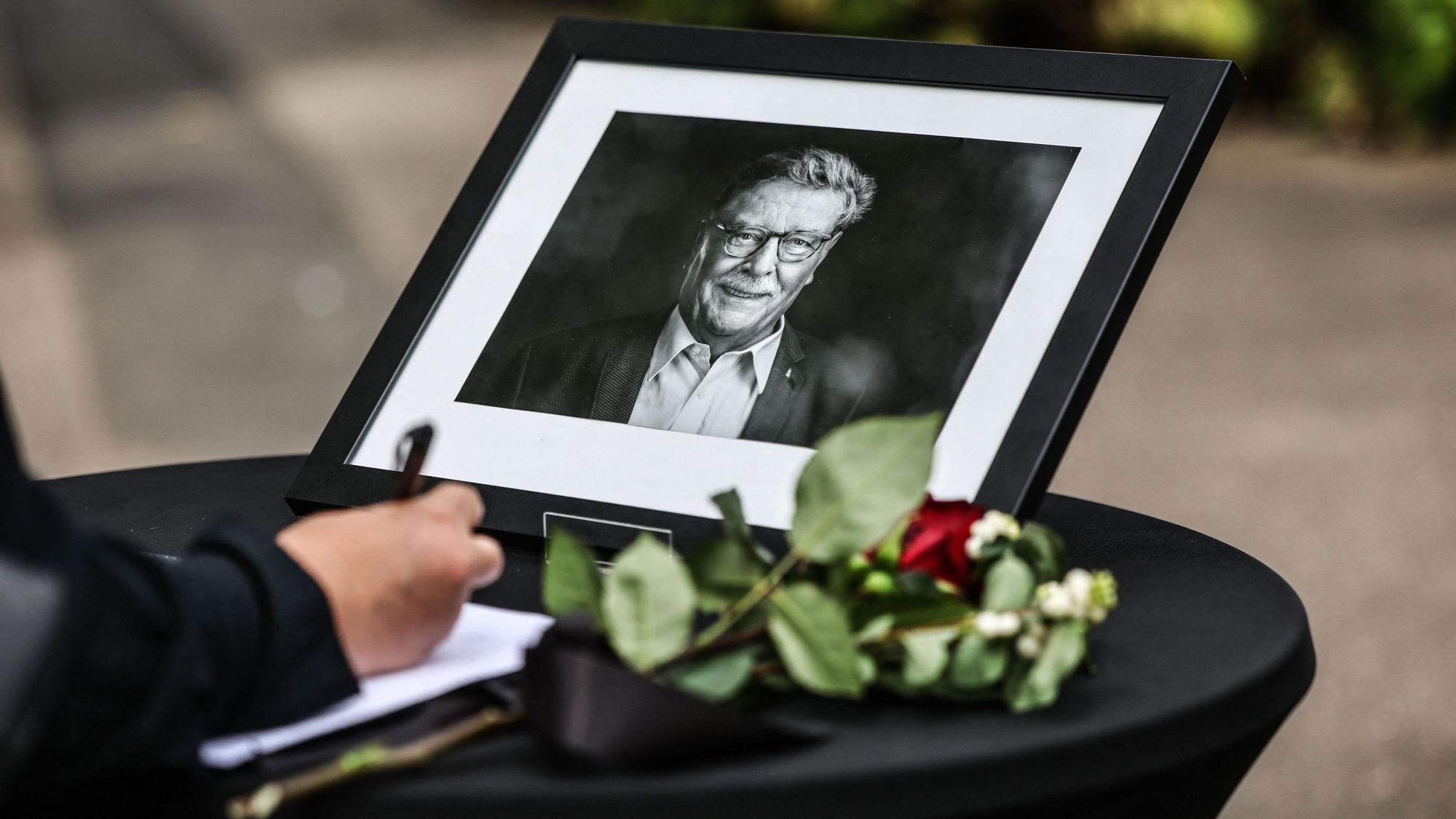 Eine Frau schreibt vor der Trauerhalle in das Kondolenzbuch. Mit einer Trauerfeier ist der ehemalige Kölner Oberbürgermeister Fritz Schramma verabschiedet worden.