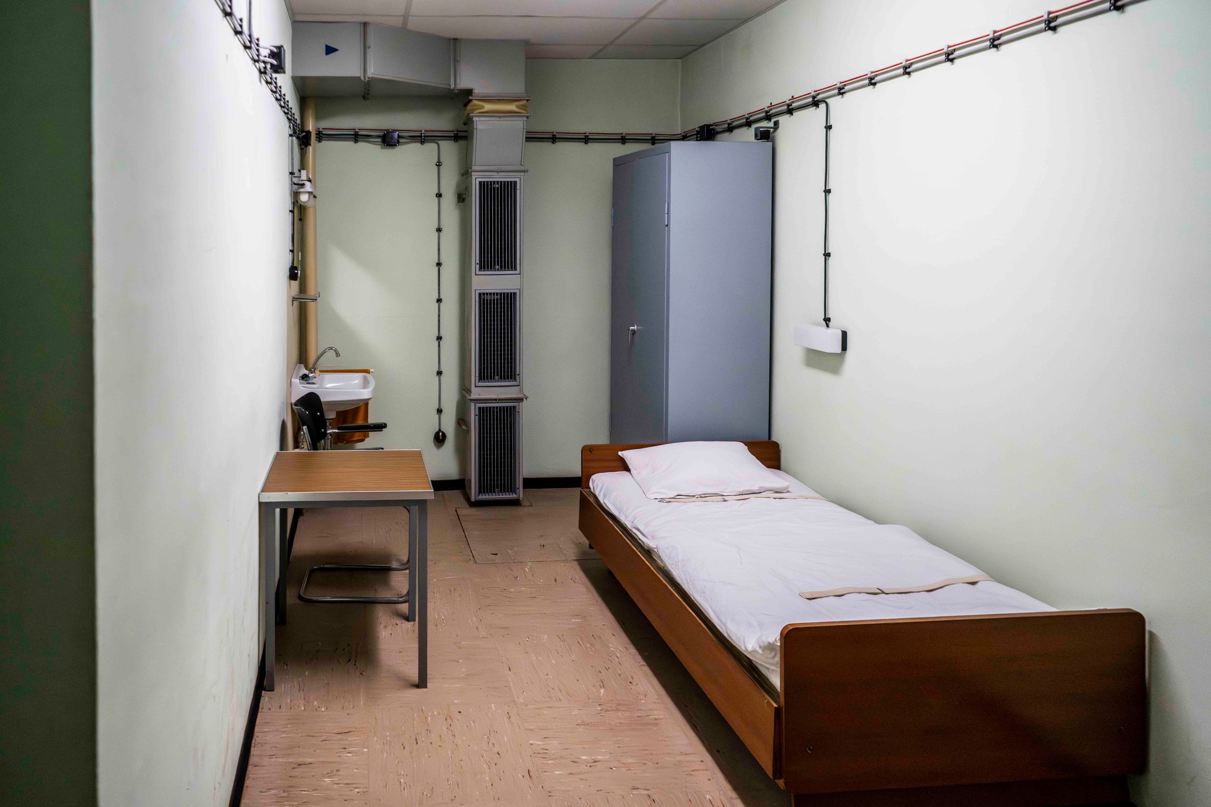 Im einzigen Einzelzimmer im Schutzbunker in Urft stehen ein Bett, ein Schreibtisch und ein Schrank.
