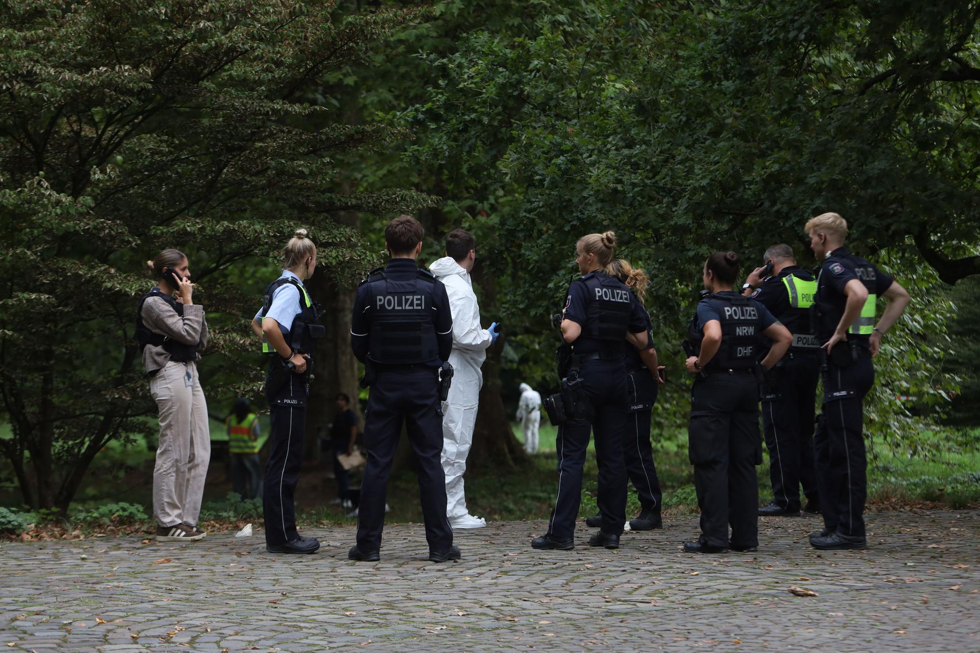 Ermittler im Park an der Villa Wuppermann, wo am Dienstag, 25. August 2026, ein Mann niedergestochen wurde. Foto: Arton Krasniqi