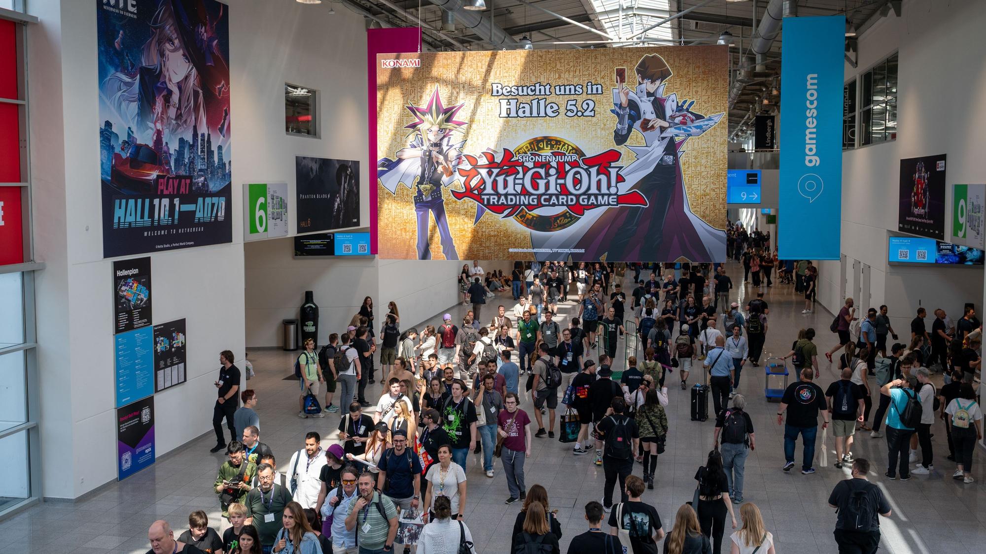 Zwischenhalle mit Besucherinnen und Besuchern der Gamescom aus dem vergangenen Jahr.