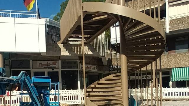 Das Foto zeigt die Wendeltreppe an der Schloßstraße