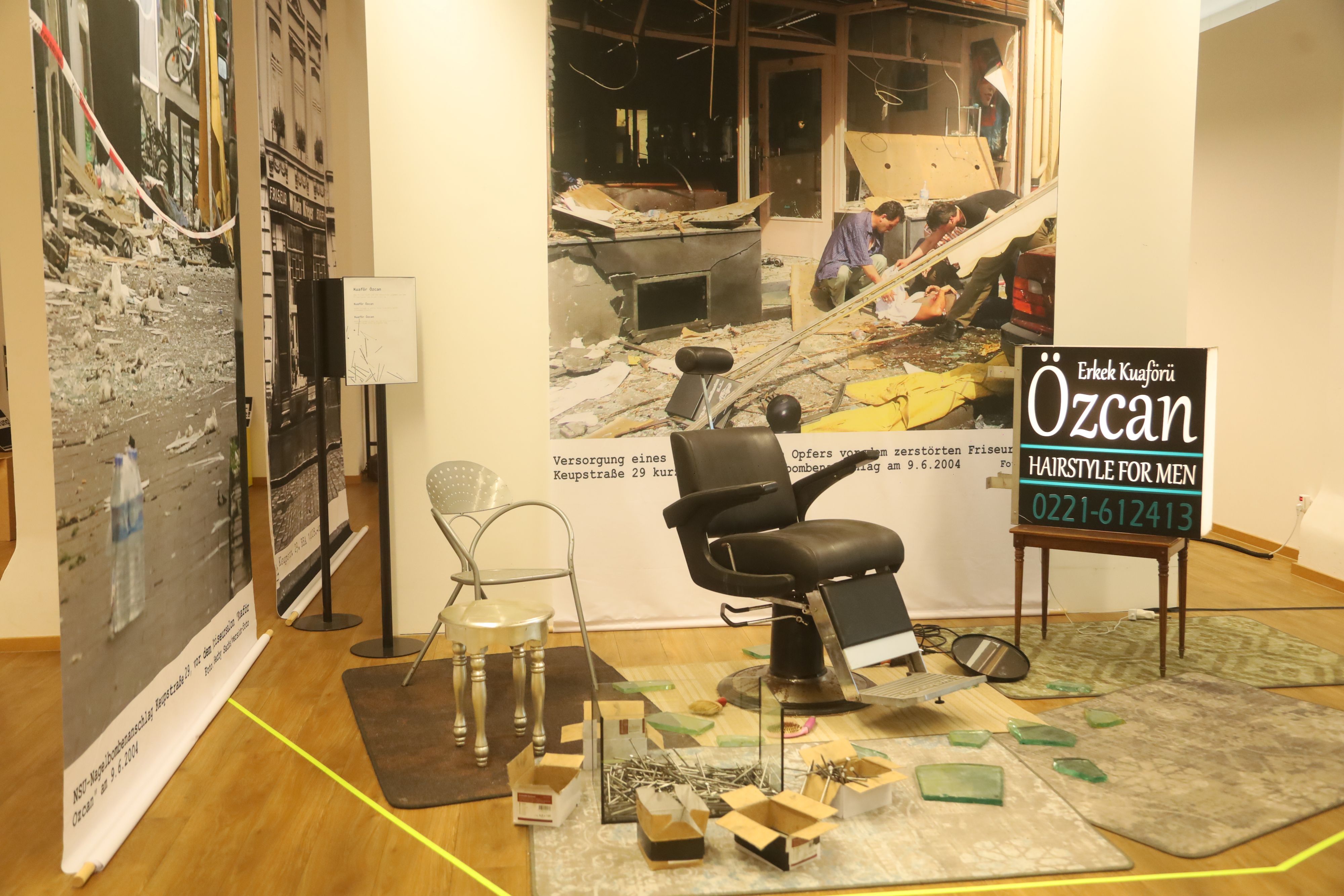 Ein Stuhl aus dem Friseursalon Özcan, vor dem am 9. Juni 2004 die Nagelbombe explodierte