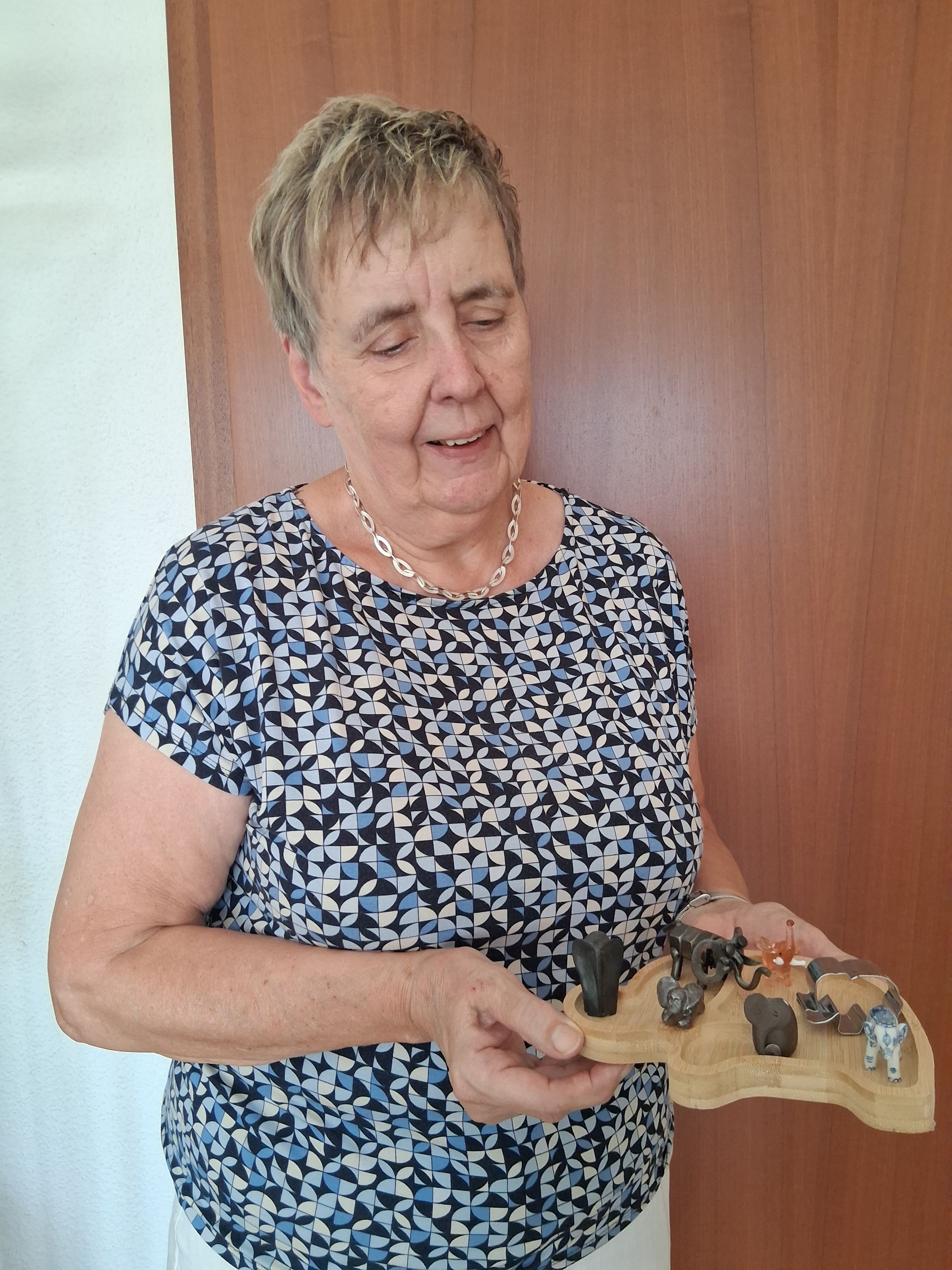 Dr. Petra Recklies-Dahlmann sammelt Elefanten