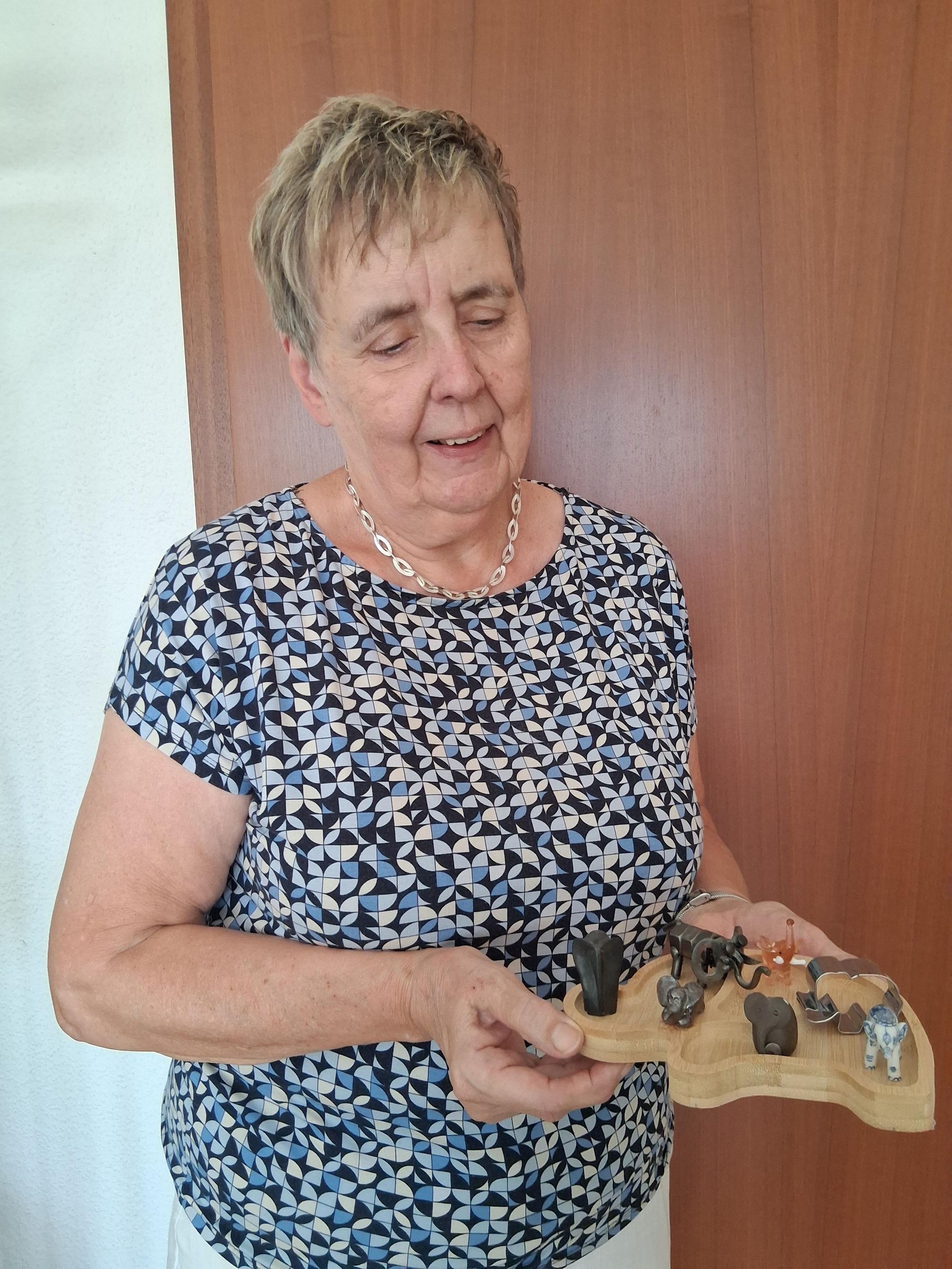 Dr. Petra Recklies-Dahlmann sammelt Elefanten
