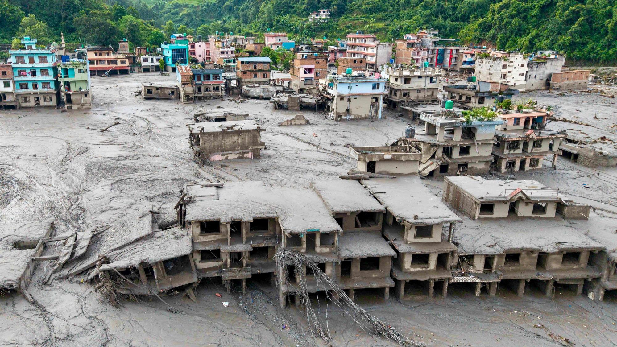 Beschädigte Gebäude und Infrastruktur entlang des angeschwollenen Trishuli-Flusses nach einer massiven Sturzflut.