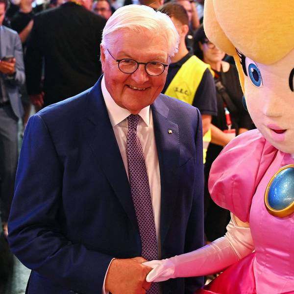 Bundespräsident Frank-Walter Steinmeier wird bei einem Rundgang über die Gamescom am Nintendo-Messestand von Prinzessin Peach begrüßt, einer Figur aus der Super-Mario-Reihe.