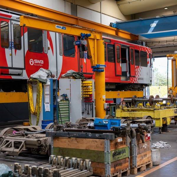 Stadtbahnen stehen in der Gleisharfe und in der Werkstatt auf dem Betriebshof in Dransdorf (Archivfoto).
