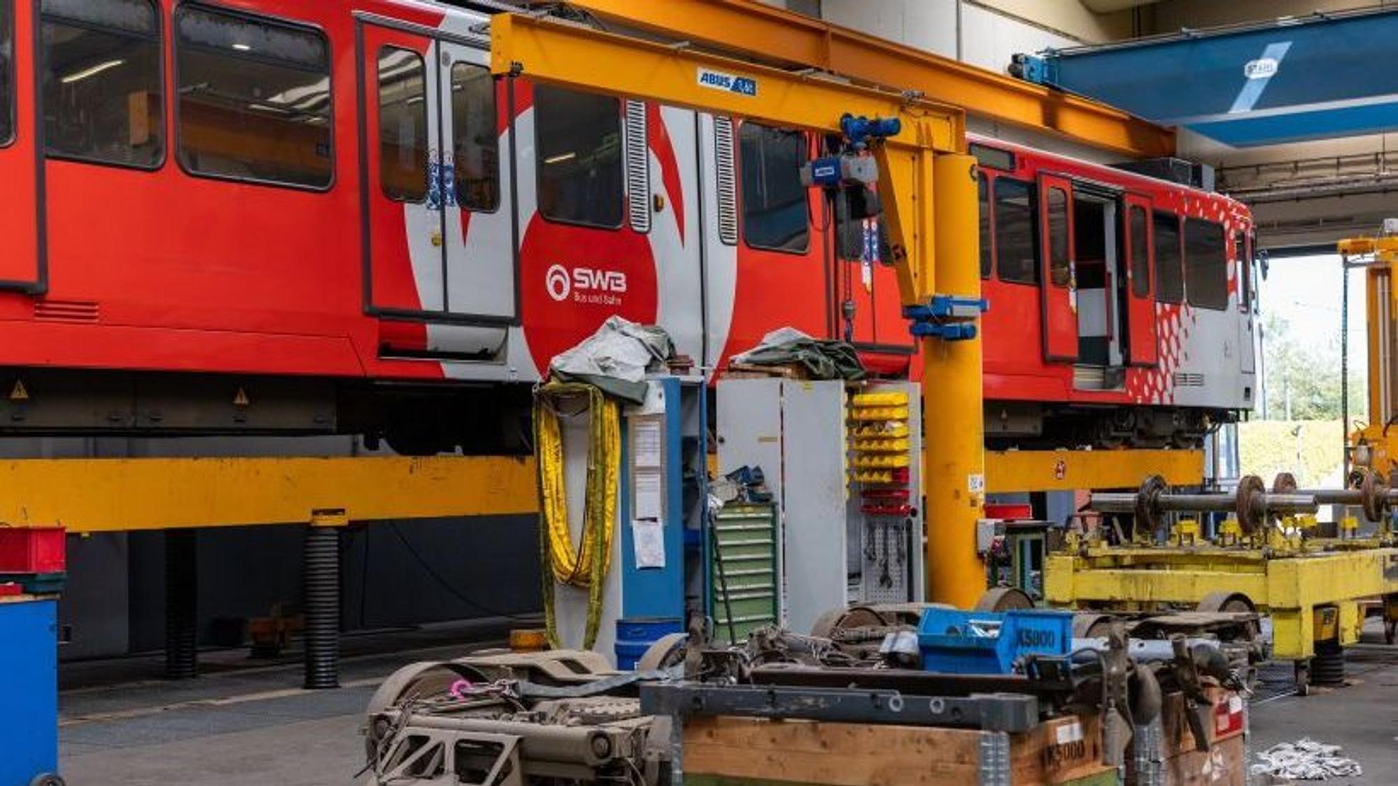 Stadtbahnen stehen in der Gleisharfe und in der Werkstatt auf dem Betriebshof in Dransdorf.