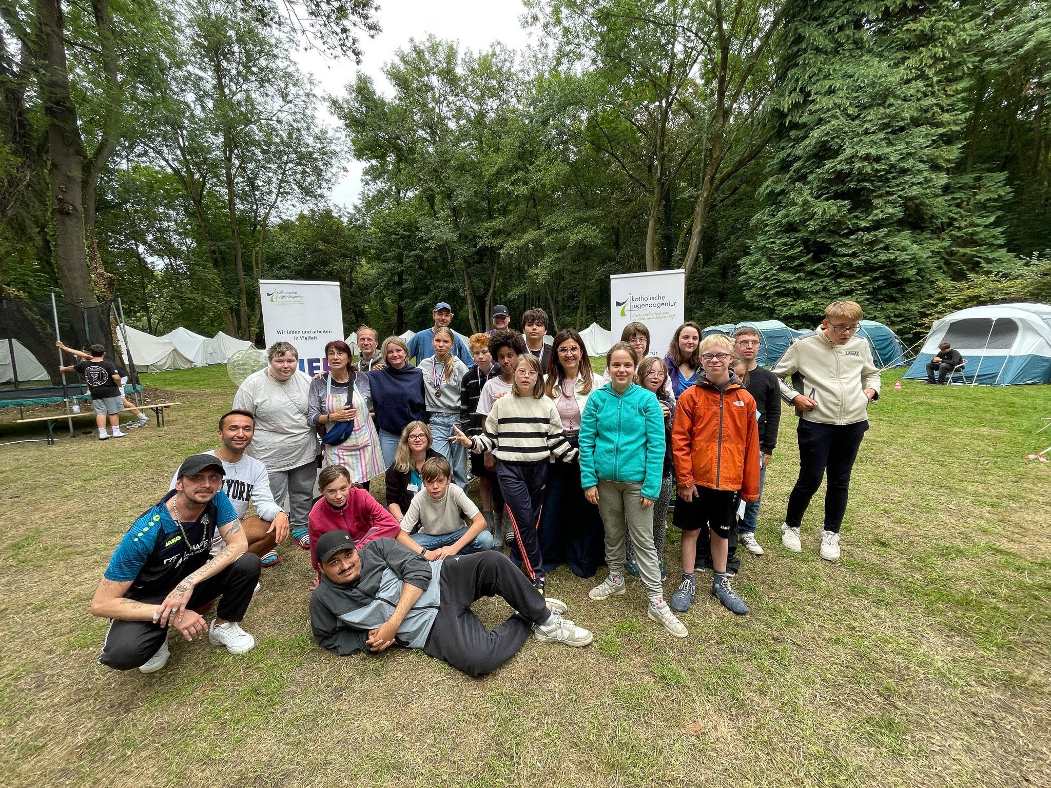 Bürgermeisterin Teresa De Bellis-Olinger mit den Teilnehmenden und den Betreuerinnen und Betreuern der Sommerolympiade.