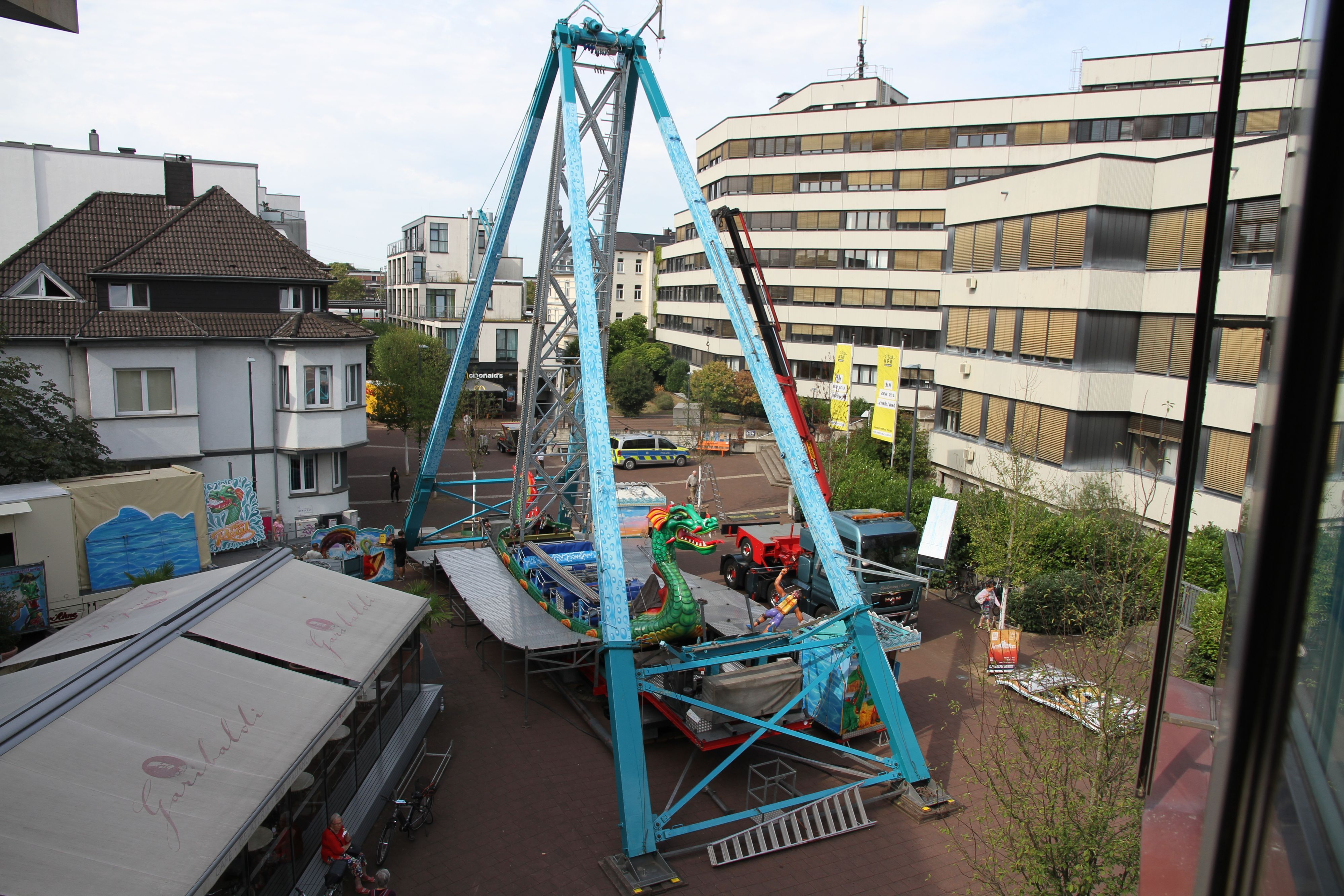 Riesenschaukel Nessy hat Premiere auf dem Siegburger Stadtfest