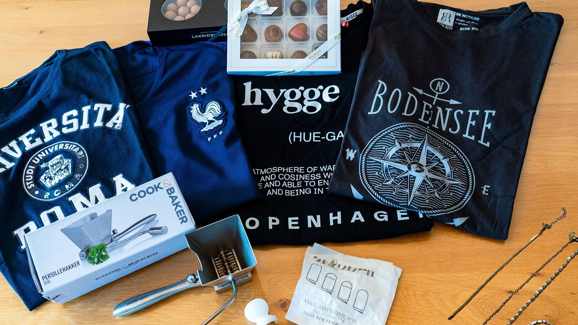Pauline Liesen vom Bilderbuchmuseum Burg Wissem bedenkt gerne die Daheimgebliebenen mit T-Shirts, Armbändern, Süßigkeiten; sie selbst freut sich über Nützliches für die Küche