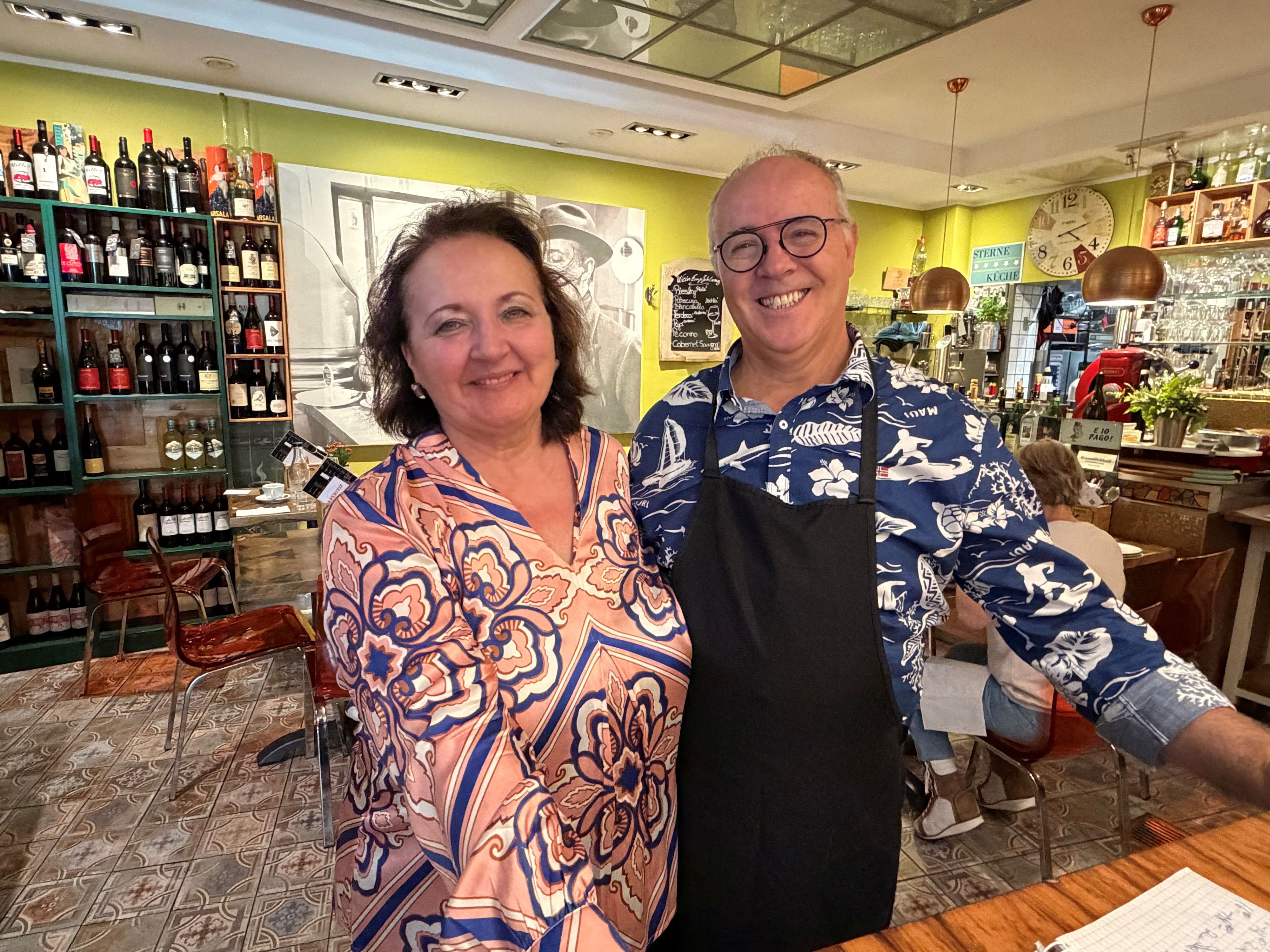 Mario de Petris steht mit seiner Frau Sue im Restaurant „Da Mé“.
