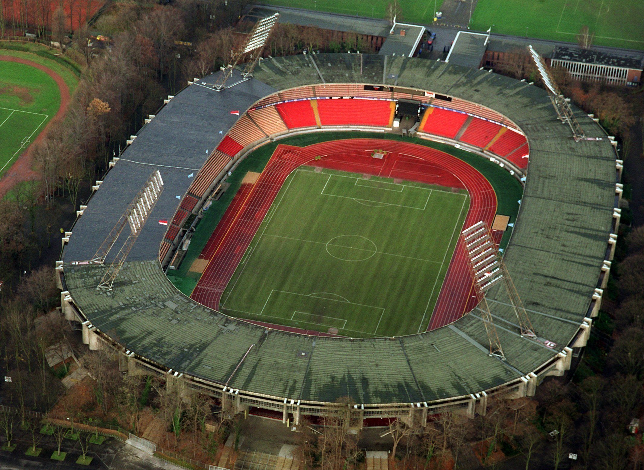 Der Blick von oben auf das Müngersdorfer Stadion am 5. Dezember 2000.