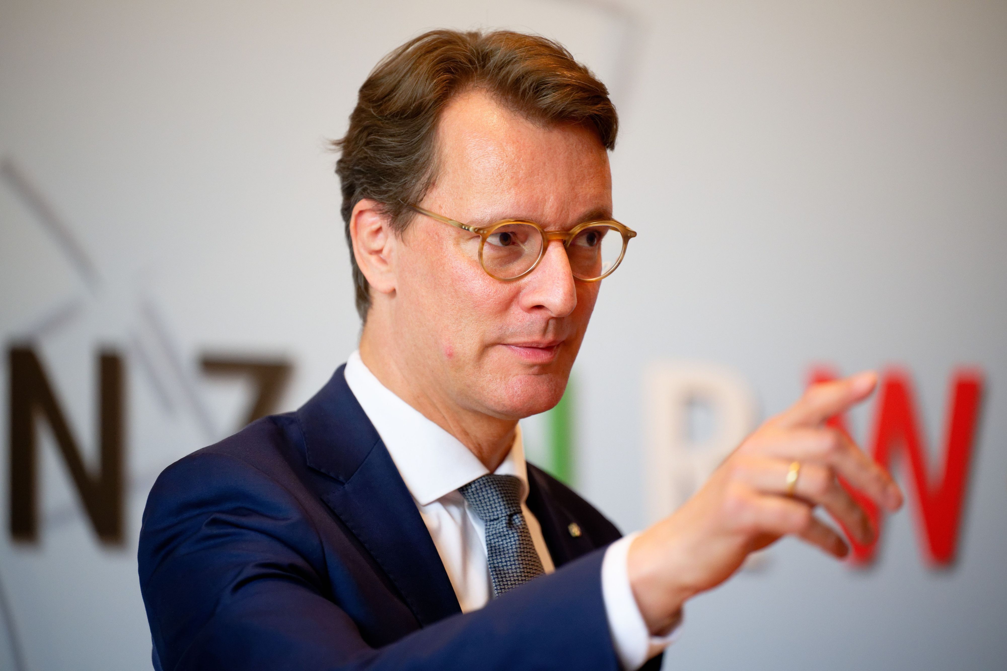 Hendrik Wüst (CDU), Ministerpräsident von Nordrhein-Westfalen, spricht bei einer Pressekonferenz zur Landespolitik.