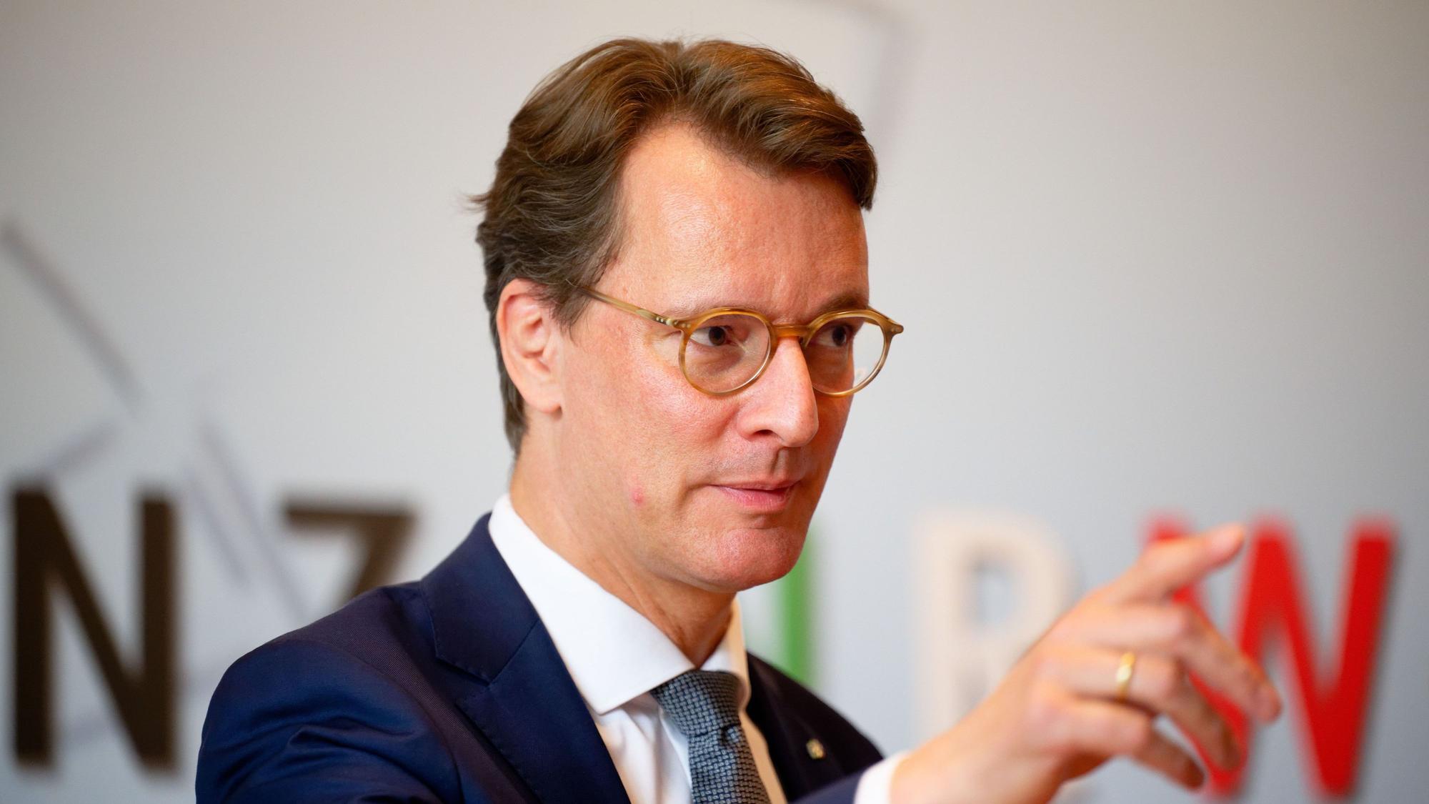 Hendrik Wüst (CDU), Ministerpräsident von Nordrhein-Westfalen, spricht bei einer Pressekonferenz zur Landespolitik.