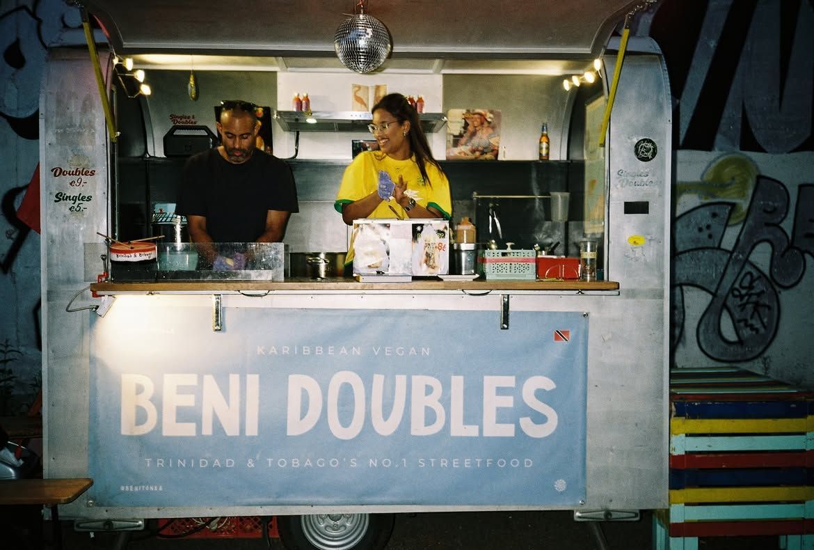 Der karibische Foodtruck „Beni Doubles“.
